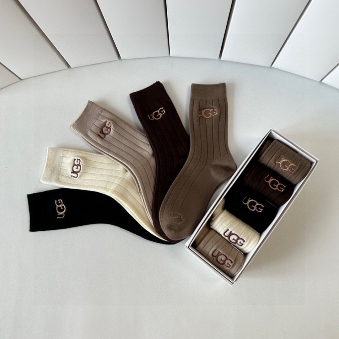  💛配专柜包装
UGG 新款羊绒中长款堆堆袜袜子！一盒五双，专柜同步筒袜袜子，大牌出街，潮人必备。超好搭