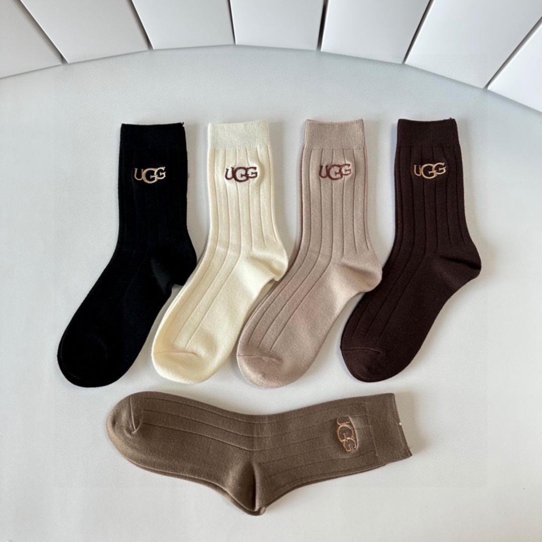  💛配专柜包装
UGG 新款羊绒中长款堆堆袜袜子！一盒五双，专柜同步筒袜袜子，大牌出街，潮人必备。超好搭