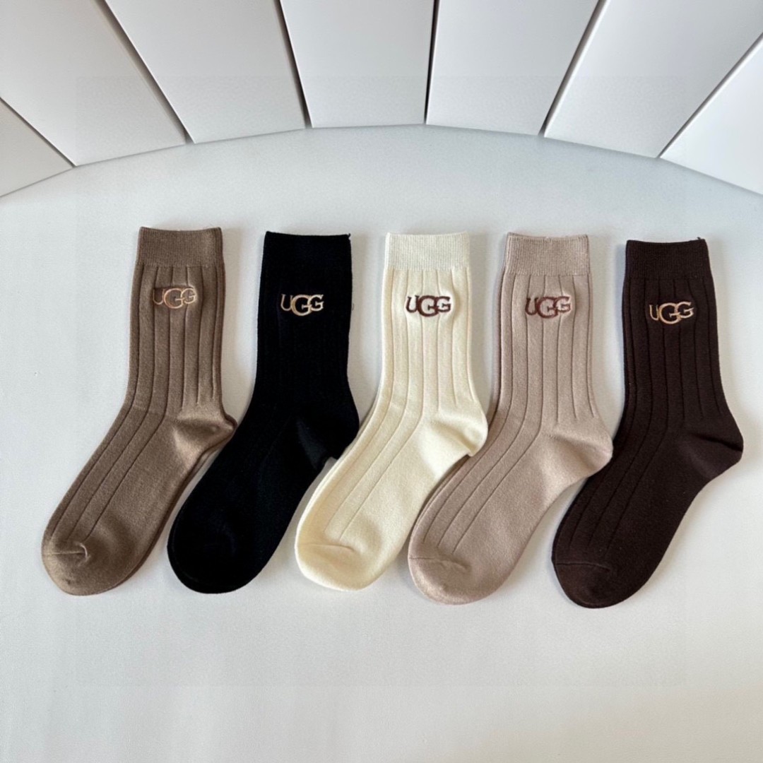  💛配专柜包装
UGG 新款羊绒中长款堆堆袜袜子！一盒五双，专柜同步筒袜袜子，大牌出街，潮人必备。超好搭