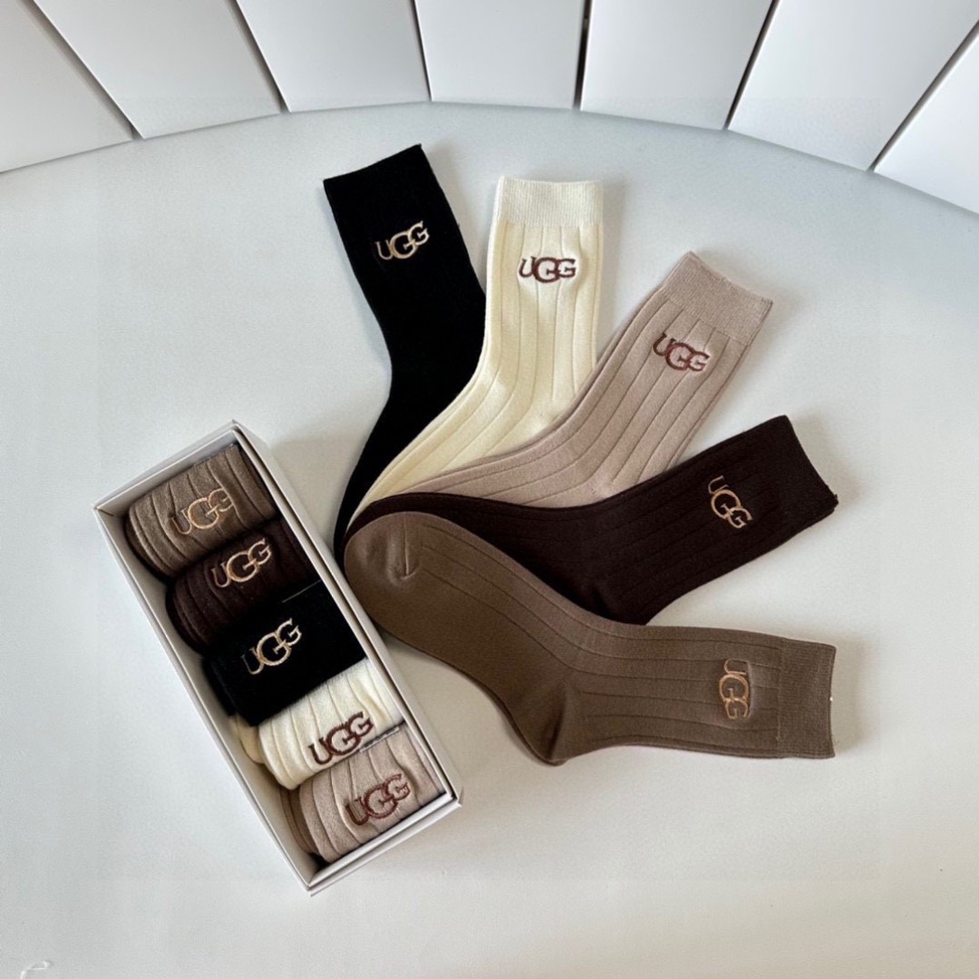  💛配专柜包装
UGG 新款羊绒中长款堆堆袜袜子！一盒五双，专柜同步筒袜袜子，大牌出街，潮人必备。超好搭