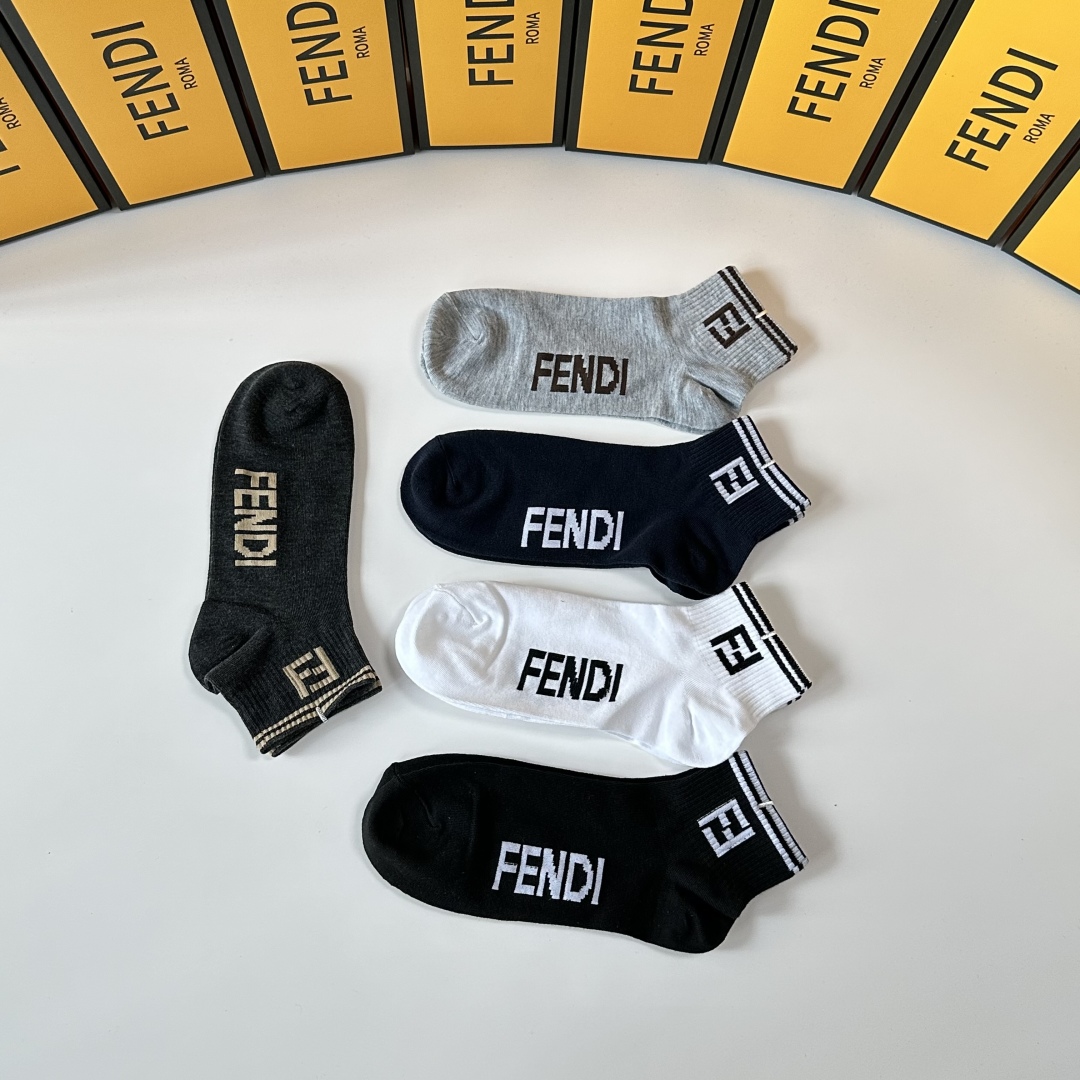 💛配专柜包装
Fendi（芬迪）新款中短袜堆堆袜袜子！一盒五双，专柜同步筒袜袜子，💛大牌出街，潮人必备。