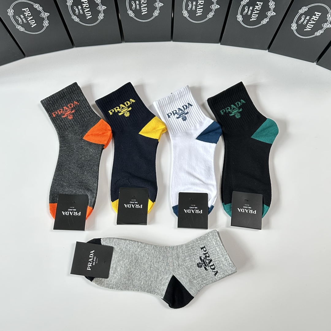 💛配专柜包装
Prada（普拉达）新款中筒袜堆堆袜袜子！一盒五双，专柜同步筒袜袜子，💛大牌出街，潮人必备