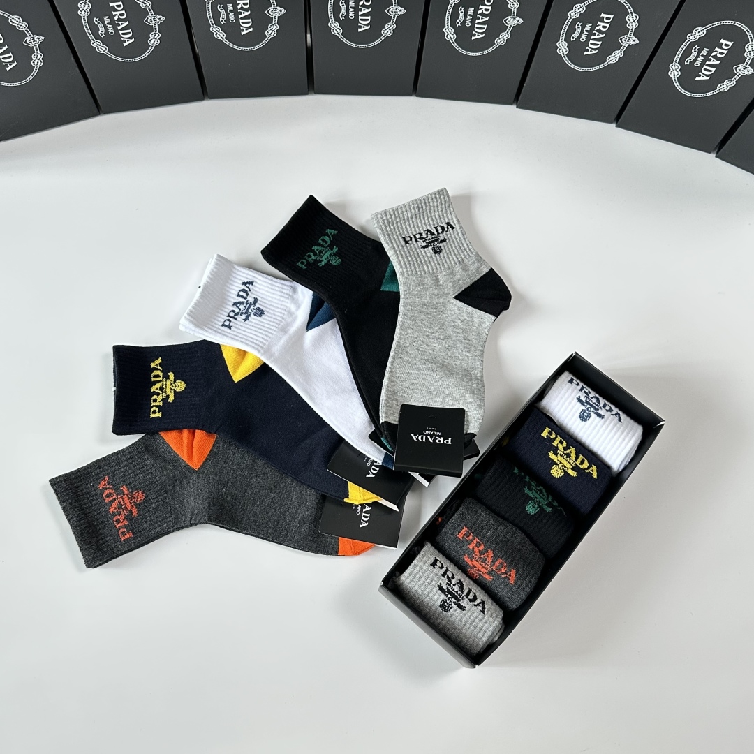💛配专柜包装
Prada（普拉达）新款中筒袜堆堆袜袜子！一盒五双，专柜同步筒袜袜子，💛大牌出街，潮人必备