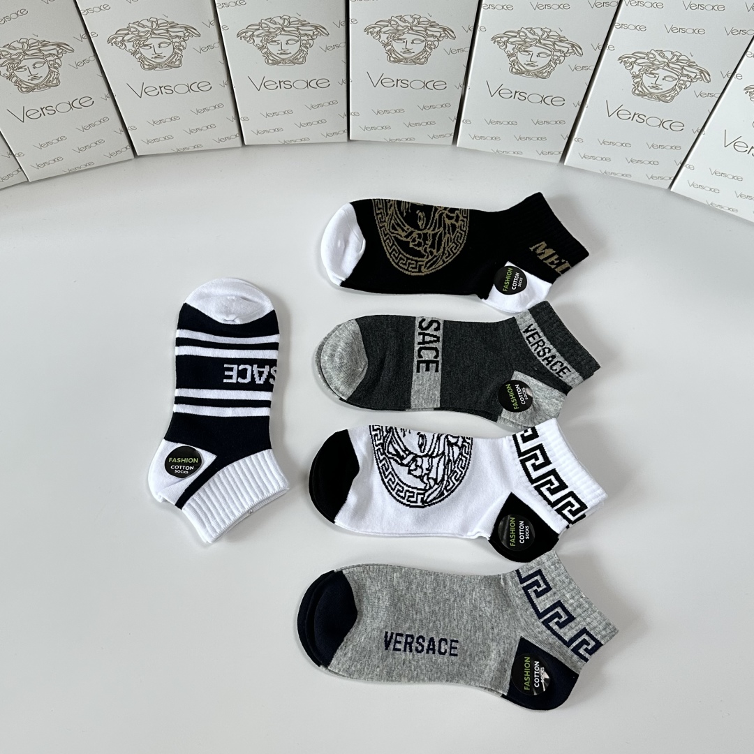 💛配专柜包装
VERSACE（范思哲） 新款中短款堆堆袜袜子！一盒五双，专柜同步筒袜袜子，💛大牌出街，潮
