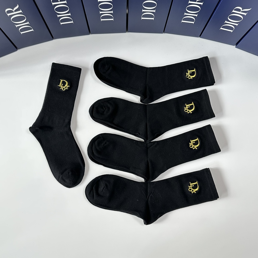 💛配专柜包装
DIOR（迪奥）新款中长款堆堆袜袜子！一盒五双，专柜同步筒袜袜子，💛大牌出街，潮人必备。超
