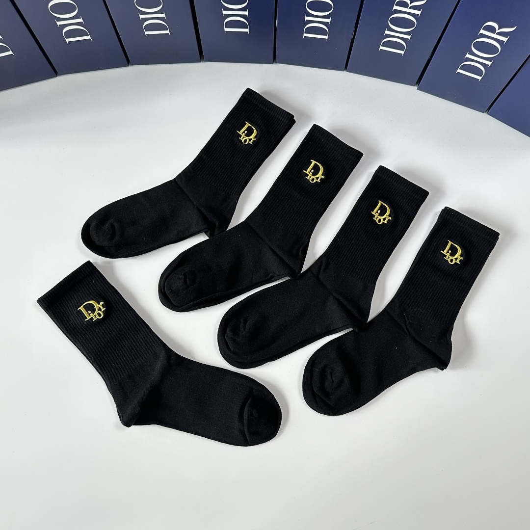 💛配专柜包装
DIOR（迪奥）新款中长款堆堆袜袜子！一盒五双，专柜同步筒袜袜子，💛大牌出街，潮人必备。超
