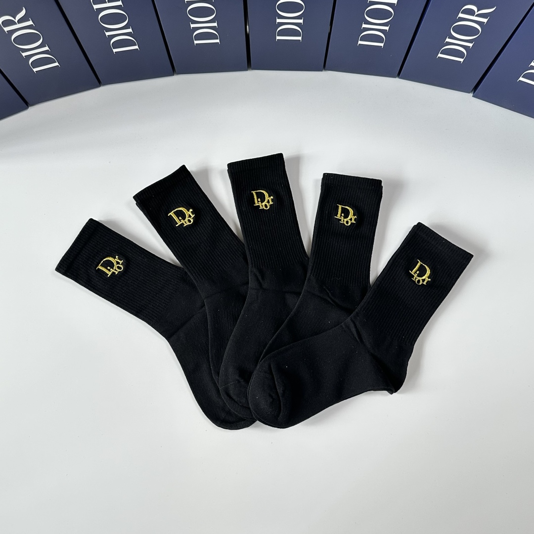 💛配专柜包装
DIOR（迪奥）新款中长款堆堆袜袜子！一盒五双，专柜同步筒袜袜子，💛大牌出街，潮人必备。超