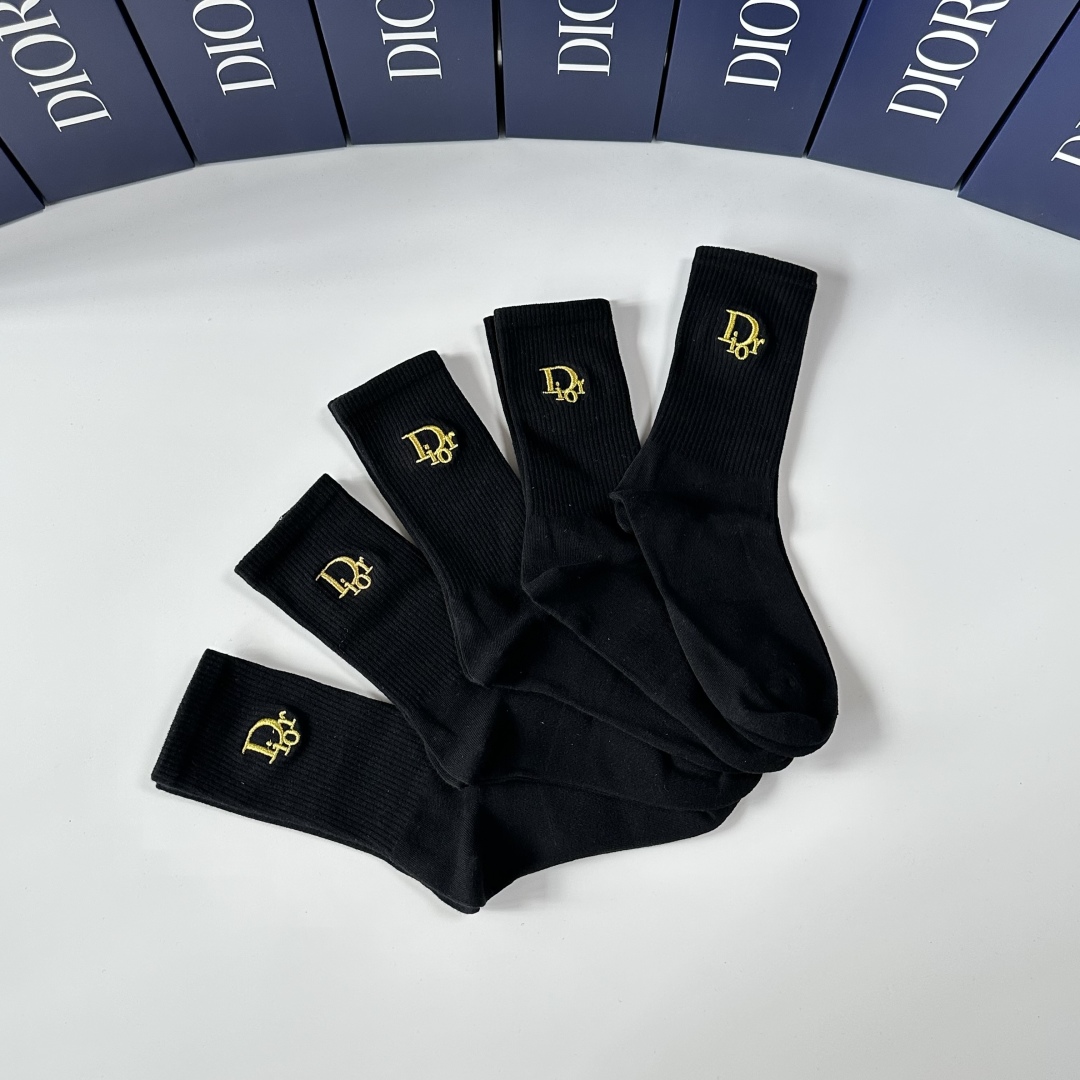 💛配专柜包装
DIOR（迪奥）新款中长款堆堆袜袜子！一盒五双，专柜同步筒袜袜子，💛大牌出街，潮人必备。超
