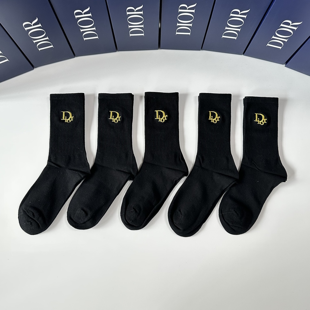 💛配专柜包装
DIOR（迪奥）新款中长款堆堆袜袜子！一盒五双，专柜同步筒袜袜子，💛大牌出街，潮人必备。超