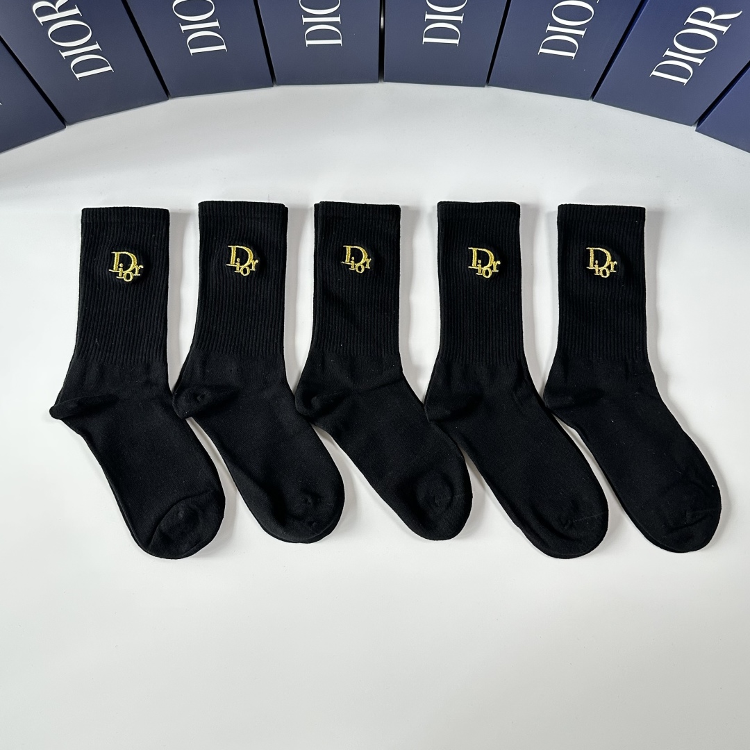 💛配专柜包装
DIOR（迪奥）新款中长款堆堆袜袜子！一盒五双，专柜同步筒袜袜子，💛大牌出街，潮人必备。超
