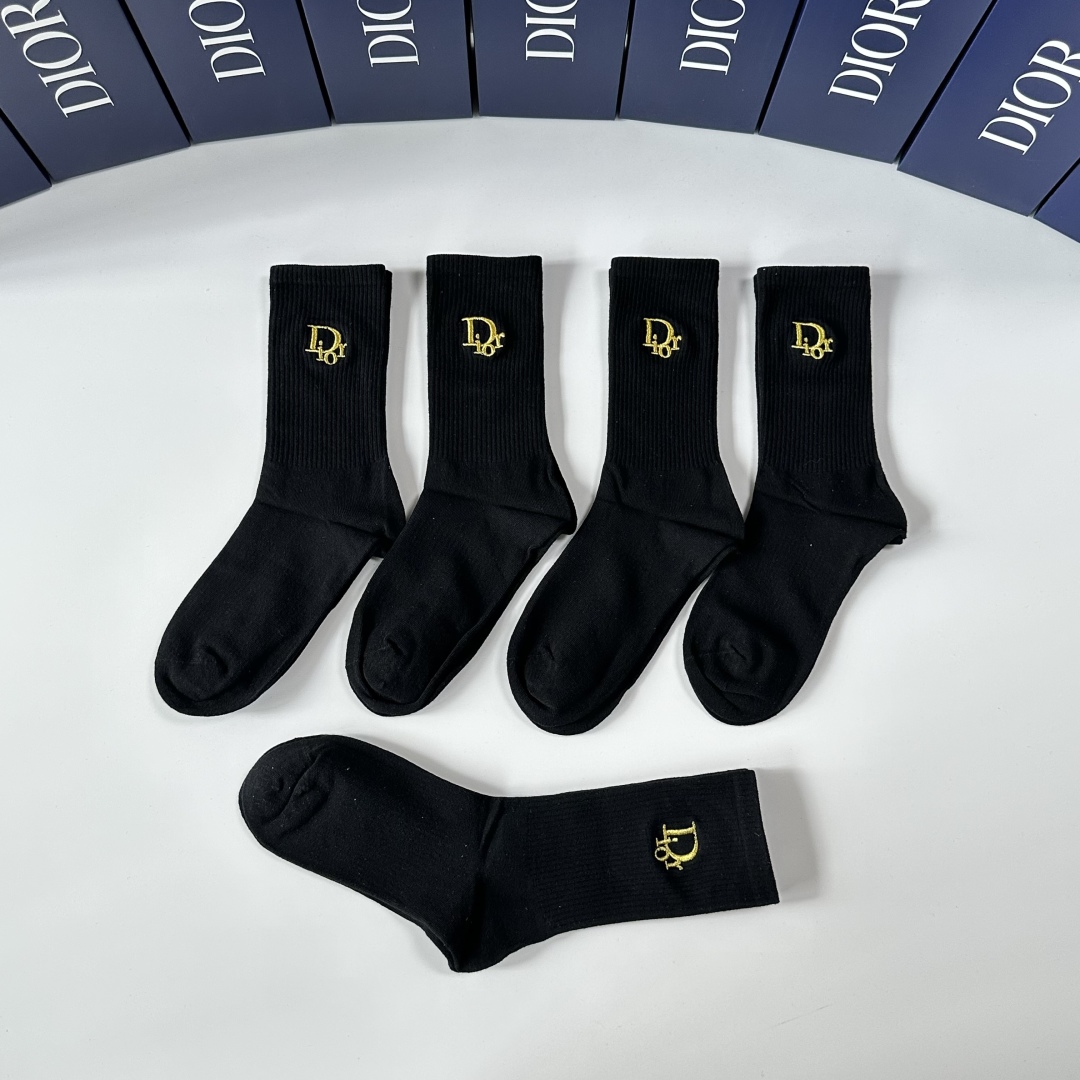 💛配专柜包装
DIOR（迪奥）新款中长款堆堆袜袜子！一盒五双，专柜同步筒袜袜子，💛大牌出街，潮人必备。超