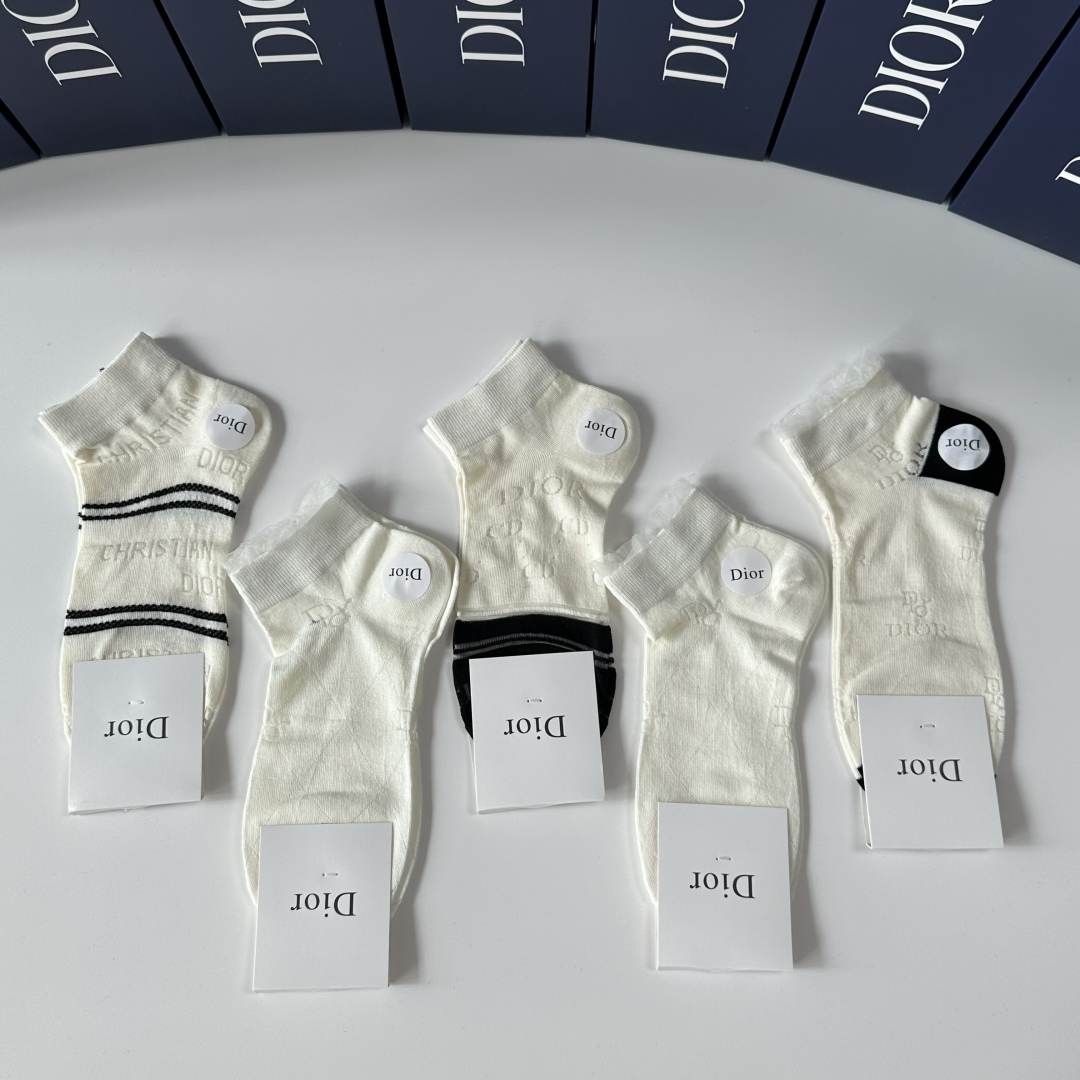 💛配专柜包装
DIOR（迪奥）新款中短款堆堆袜袜子！一盒五双，专柜同步筒袜袜子，💛大牌出街，潮人必备。超
