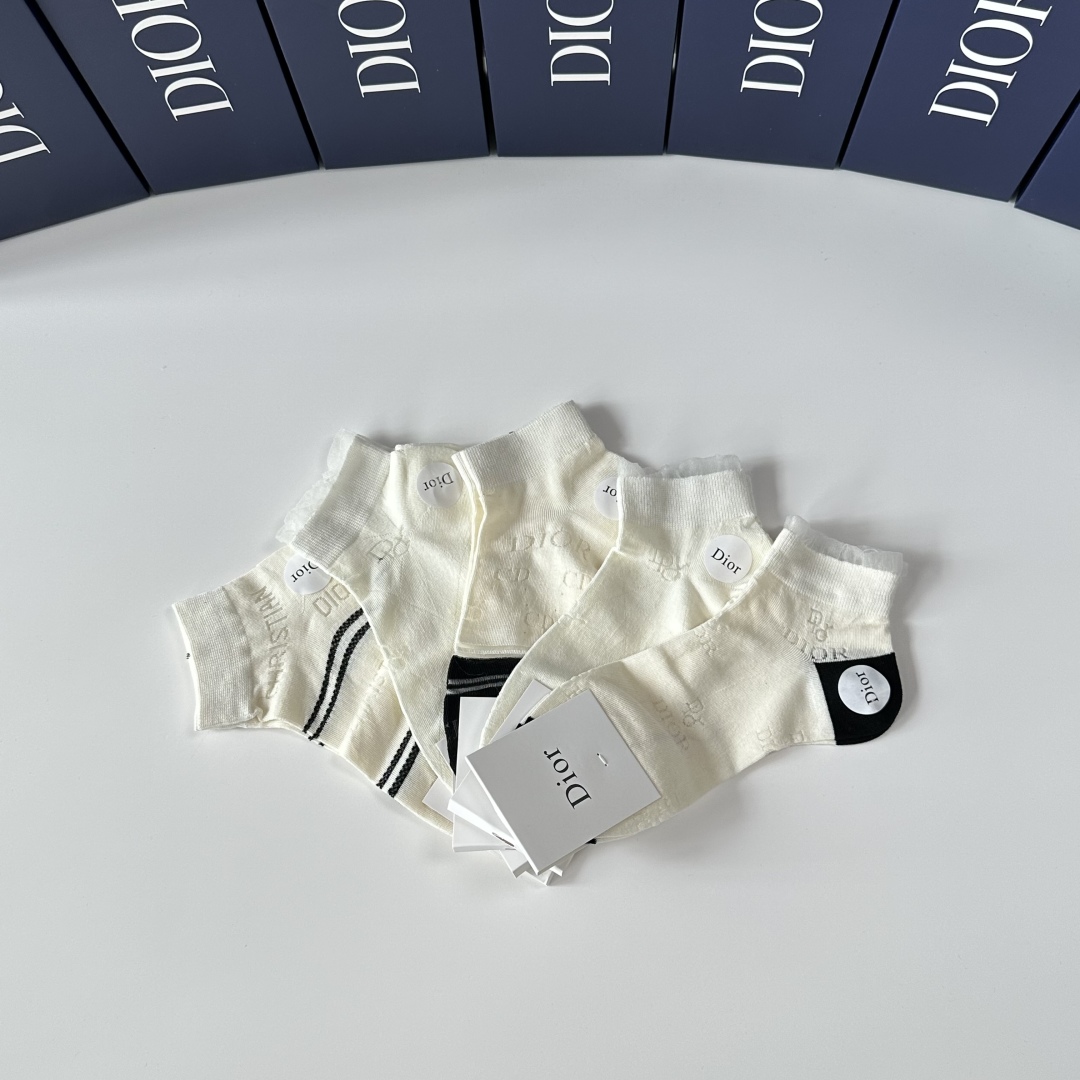 💛配专柜包装
DIOR（迪奥）新款中短款堆堆袜袜子！一盒五双，专柜同步筒袜袜子，💛大牌出街，潮人必备。超