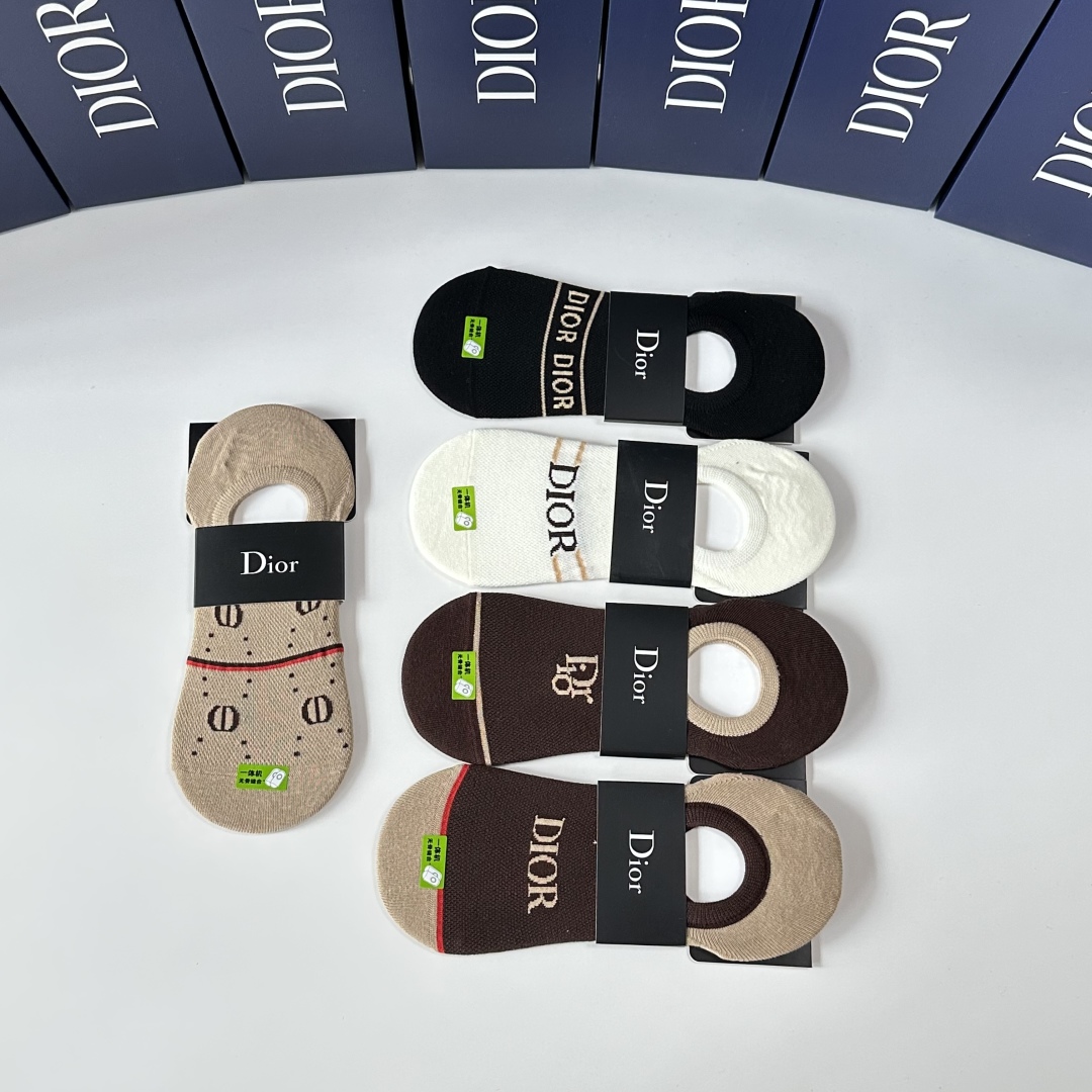 💛配专柜包装
DIOR（迪奥）新款船袜堆堆袜袜子！一盒五双，专柜同步筒袜袜子，💛大牌出街，潮人必备。超好