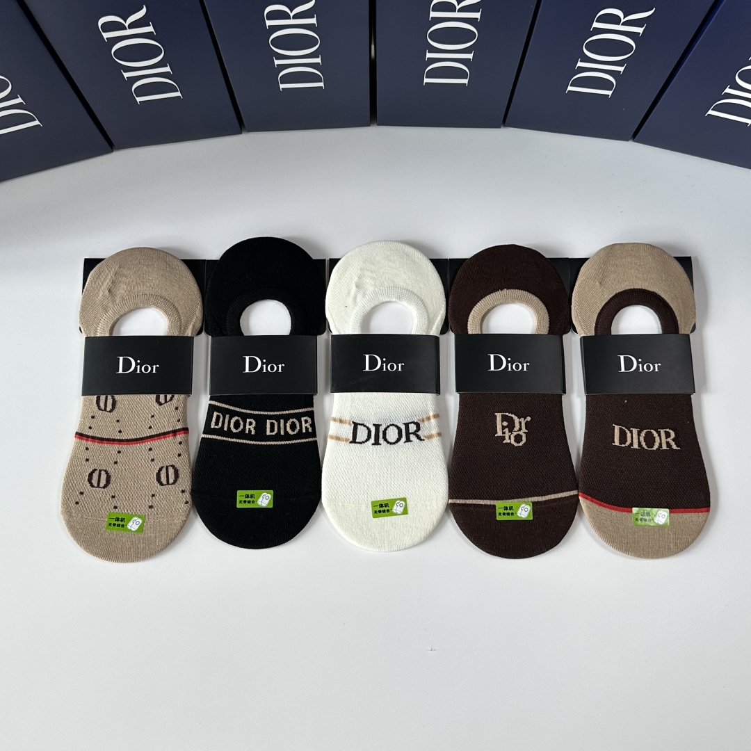 💛配专柜包装
DIOR（迪奥）新款船袜堆堆袜袜子！一盒五双，专柜同步筒袜袜子，💛大牌出街，潮人必备。超好