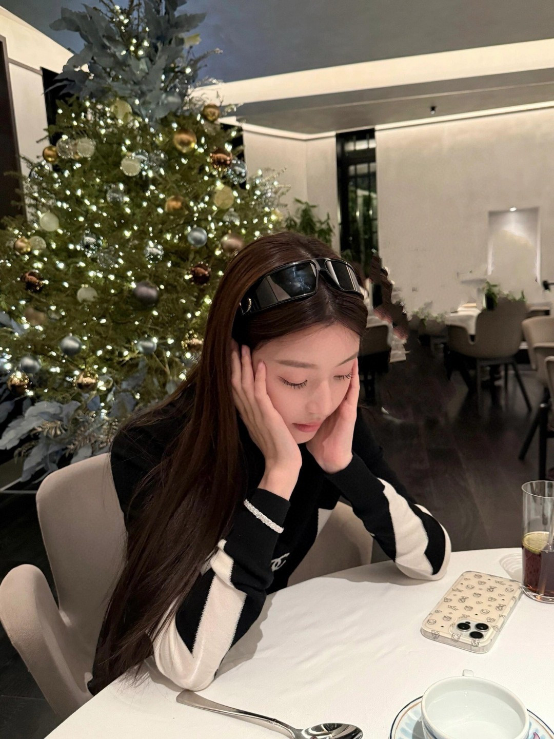 NO:301697,Special packaging DIOR CD show style hairbands and glasses Dual use Dior#verydior# vintage hairband sunglasses Excellent design fashionable pioneer hairpin, hairpin, dior, dior, hairpins19860909特 配包装 DIOR（迪奥）CD秀场款发箍、眼镜 两用 Dior#verydior# vintage感发箍墨镜 绝妙设计时髦先锋发夹,发夹,dior,dior,hairpins,accessory