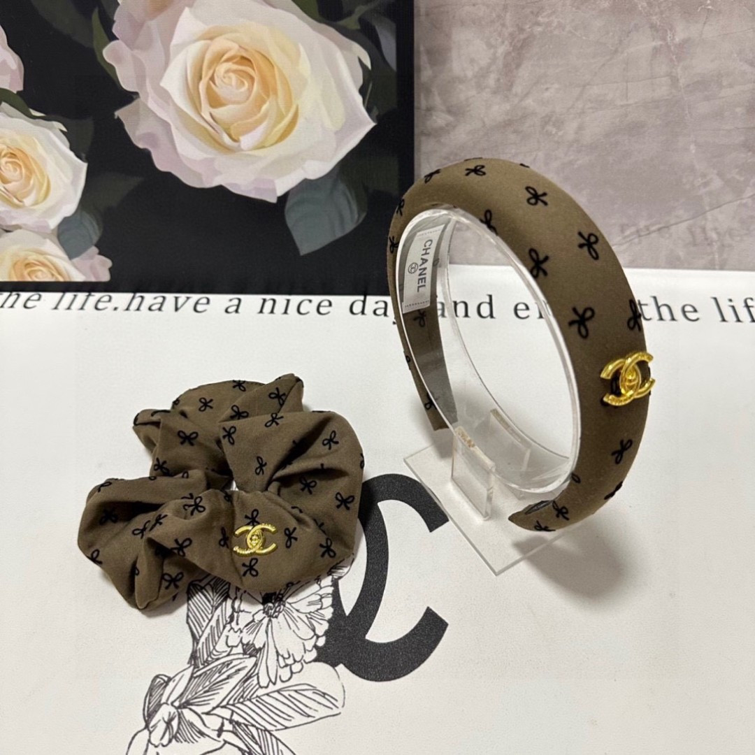 NO:301684,Special (two-piece set) with counter packaging. Chanel (Chanel) latest hit product is here. Xiaoxiangfeng two-piece set hairband hair ring. The elegant girl is worth buying. Very easy to match. Temperament and taste. It is recommended to wear it together. Magical fairy hairpins, hairpins, chanel, chanel, hairpins.19860909特（两件套）配专柜包装 Chanel（香奈儿）最新爆款来啦小香风两件套发箍发圈 优雅的girl值得入手 非常好搭配 气质有品位 建议两个一齐佩戴 神奇的仙发夹,发夹,chanel,chanel,hairpins,accessory