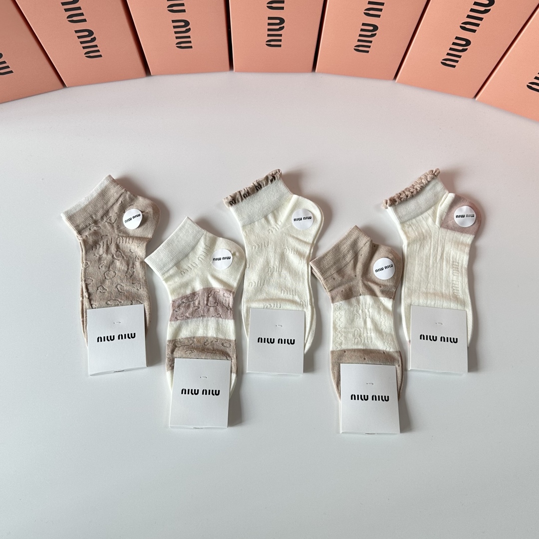 💛配包装
MiuMiu（缪缪）新款经典中短袜堆堆袜袜子！一盒五双， 专柜同步筒袜袜子，💛大牌出街，潮人必