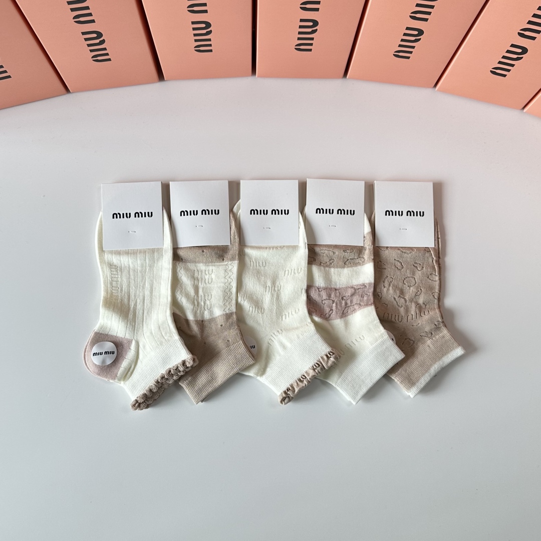 💛配包装
MiuMiu（缪缪）新款经典中短袜堆堆袜袜子！一盒五双， 专柜同步筒袜袜子，💛大牌出街，潮人必