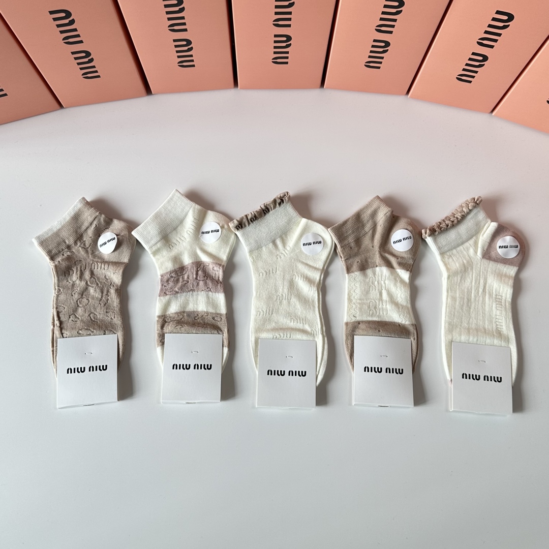💛配包装
MiuMiu（缪缪）新款经典中短袜堆堆袜袜子！一盒五双， 专柜同步筒袜袜子，💛大牌出街，潮人必