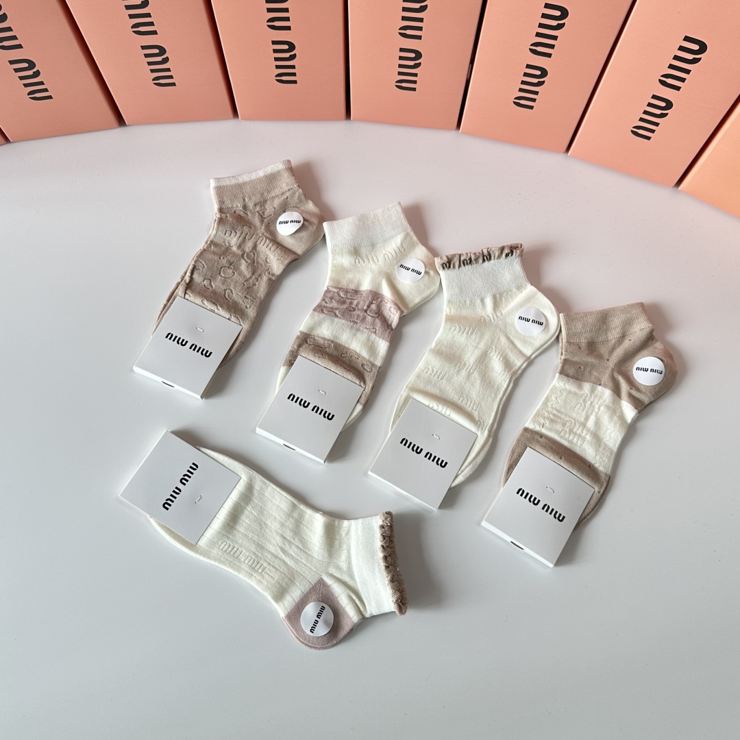 💛配包装
MiuMiu（缪缪）新款经典中短袜堆堆袜袜子！一盒五双， 专柜同步筒袜袜子，💛大牌出街，潮人必