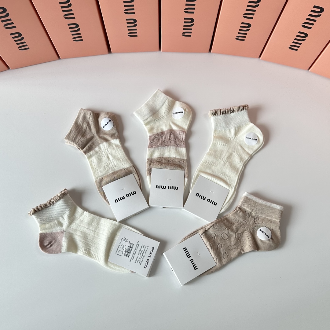 💛配包装
MiuMiu（缪缪）新款经典中短袜堆堆袜袜子！一盒五双， 专柜同步筒袜袜子，💛大牌出街，潮人必
