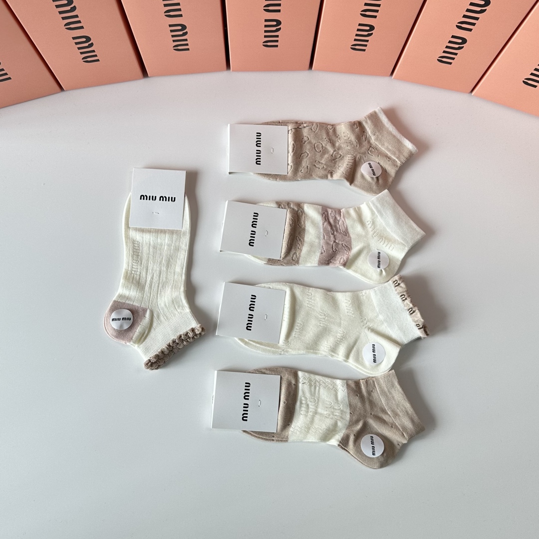 💛配包装
MiuMiu（缪缪）新款经典中短袜堆堆袜袜子！一盒五双， 专柜同步筒袜袜子，💛大牌出街，潮人必