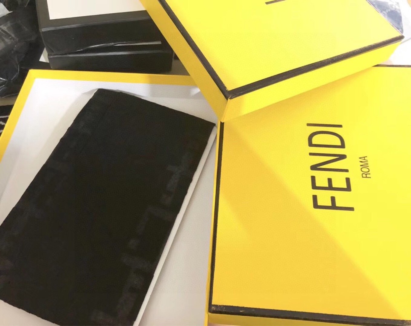  配专柜包装
FENDI（芬迪）火爆欧美植绒丝袜，光腿季节已过色这种天气太太需要丝袜了。 出口日本专柜的