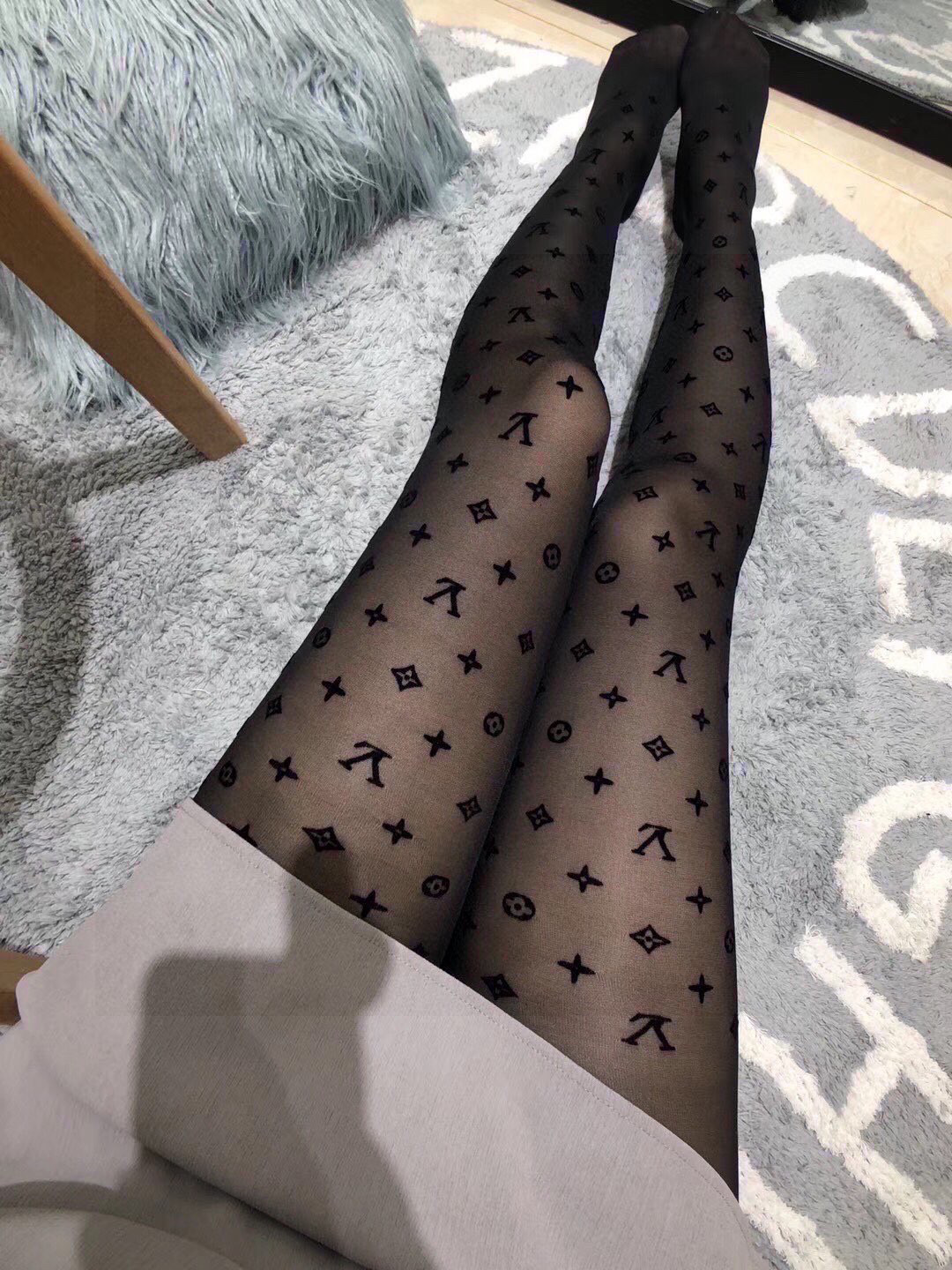  配包装
LOUIS VUITTON（路易威登）连体植绒丝袜色色各路明星！网红、时尚达人喜爱款得意得意现
