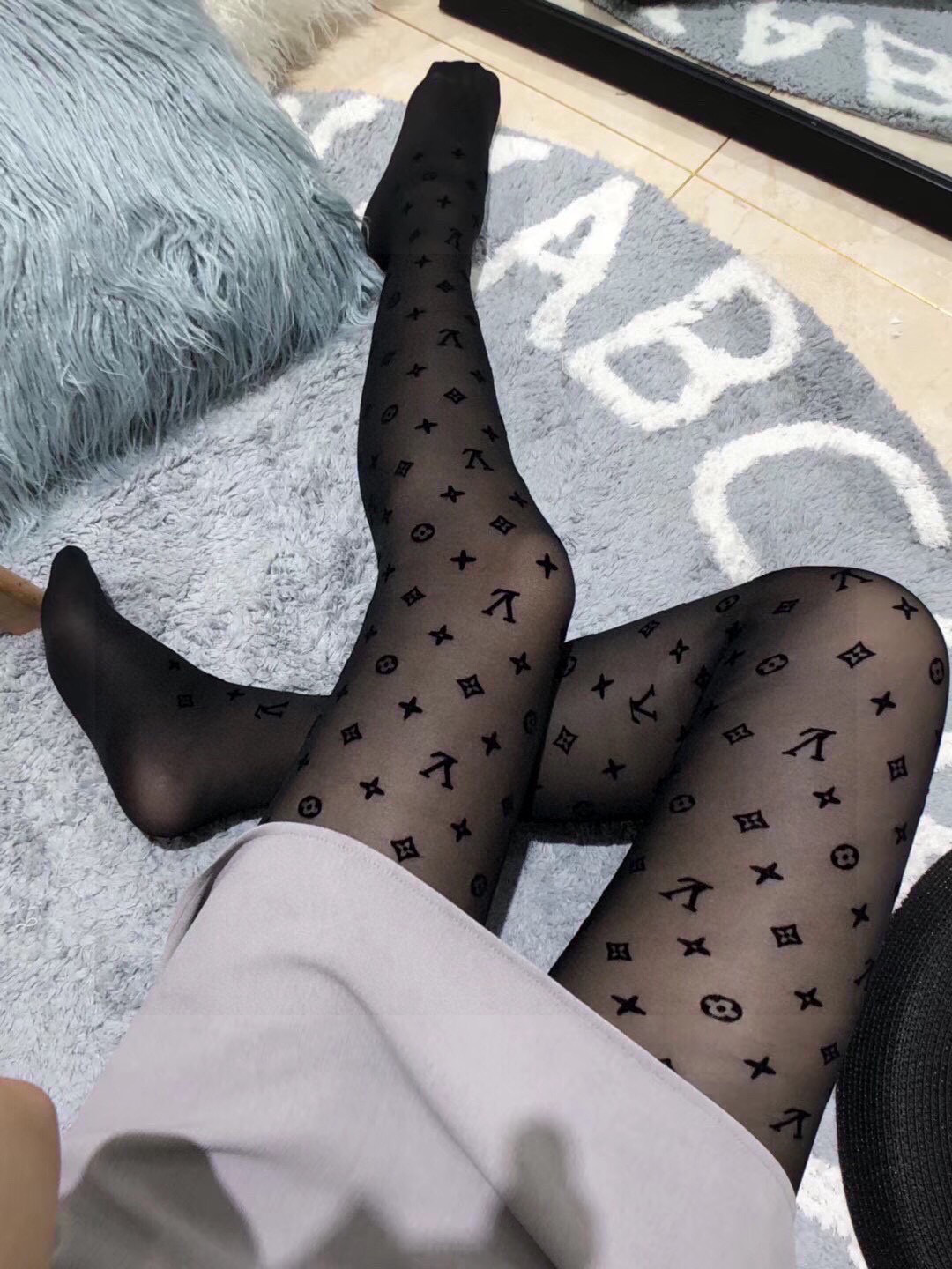  配包装
LOUIS VUITTON（路易威登）连体植绒丝袜色色各路明星！网红、时尚达人喜爱款得意得意现