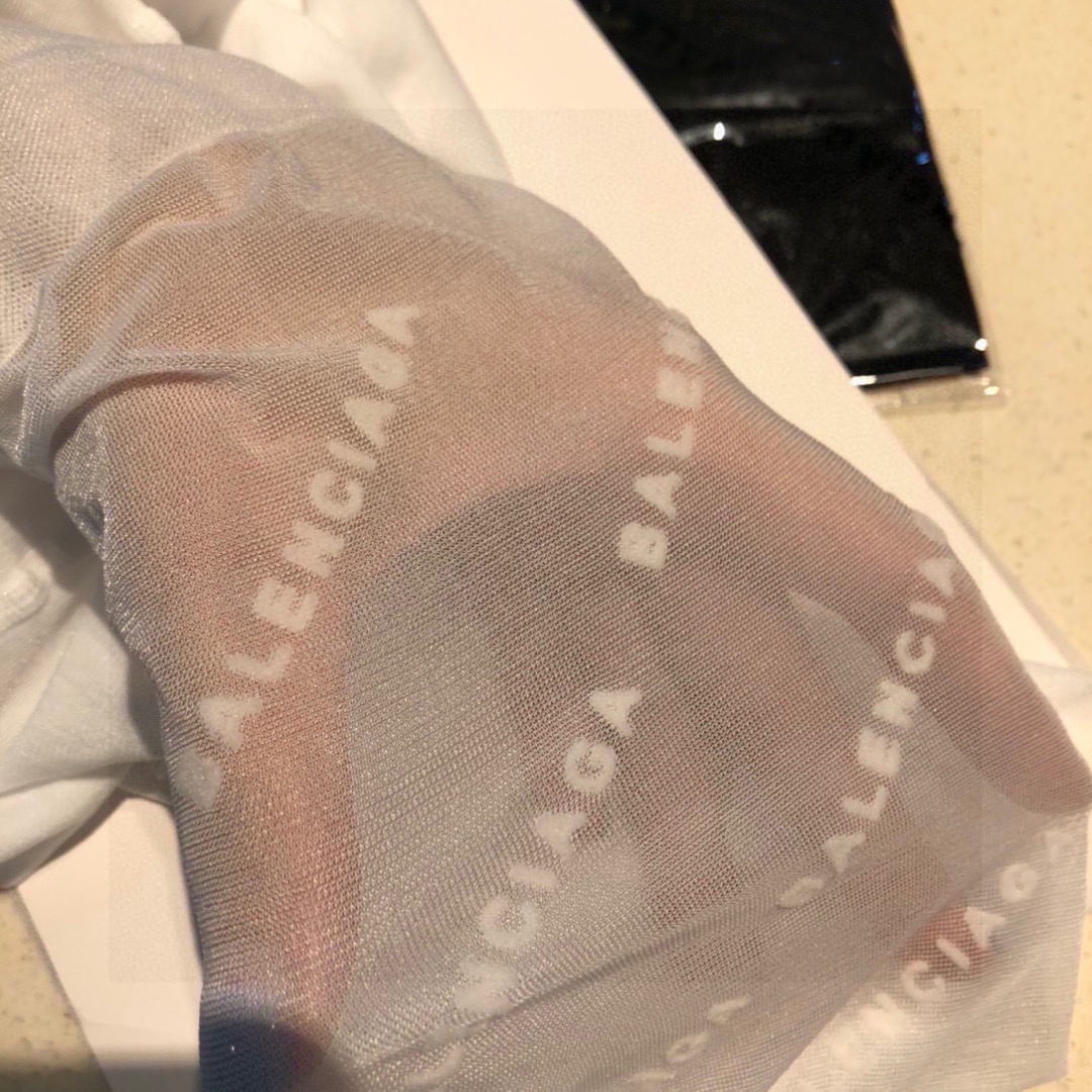  配专柜包装
Balenciaga（巴黎世家）火爆欧美植绒丝袜，光腿季节已过色这种天气太太需要丝袜了。 