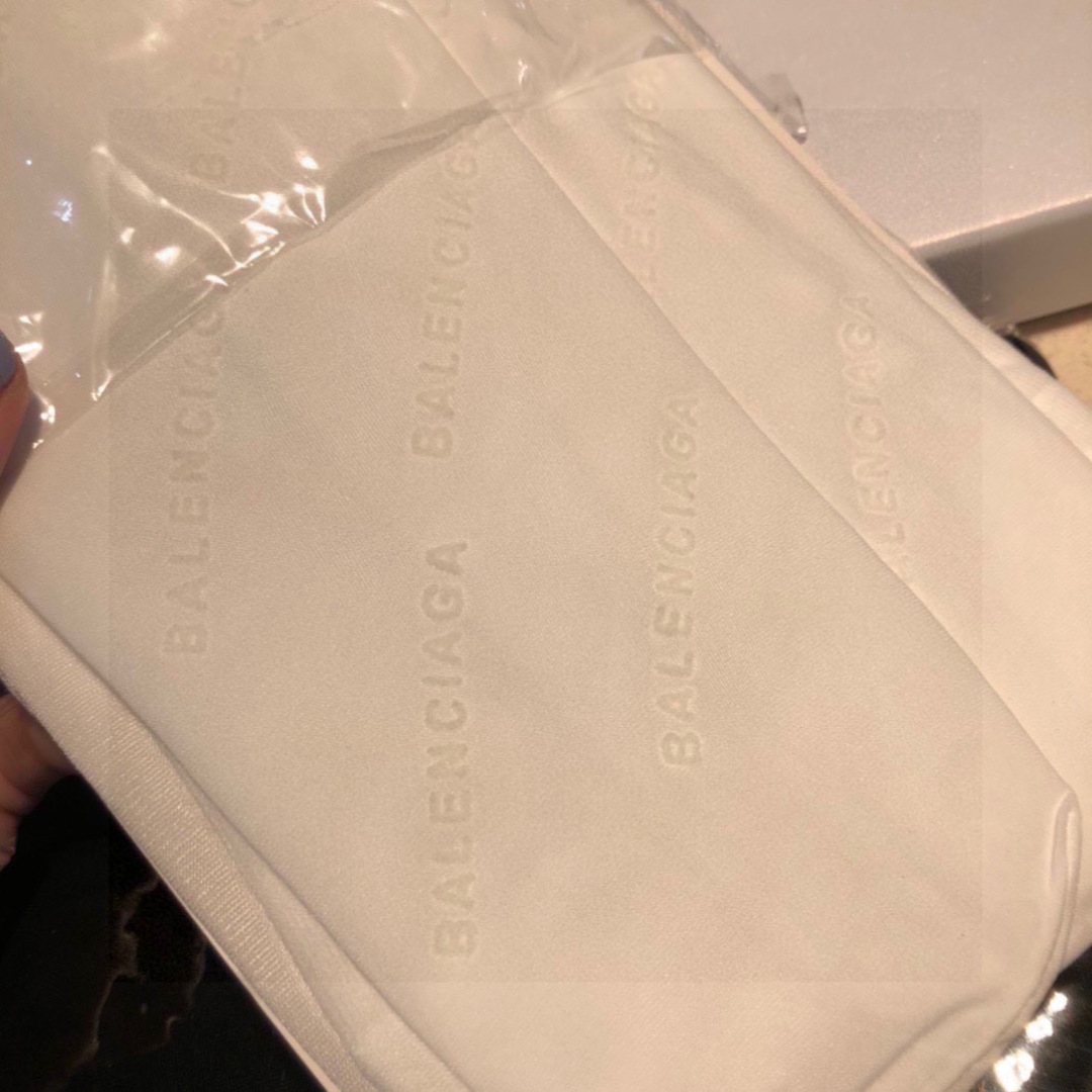  配专柜包装
Balenciaga（巴黎世家）火爆欧美植绒丝袜，光腿季节已过色这种天气太太需要丝袜了。 