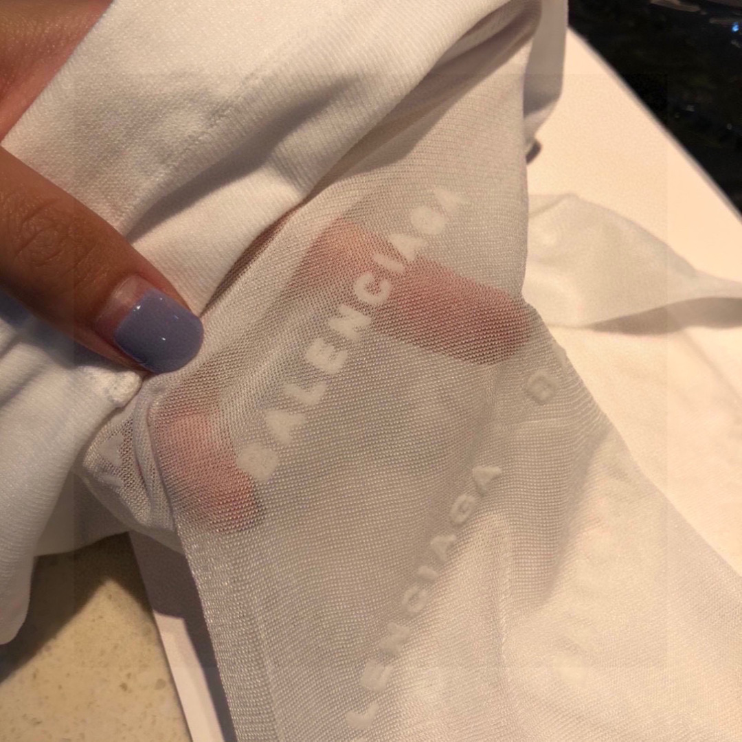  配专柜包装
Balenciaga（巴黎世家）火爆欧美植绒丝袜，光腿季节已过色这种天气太太需要丝袜了。 