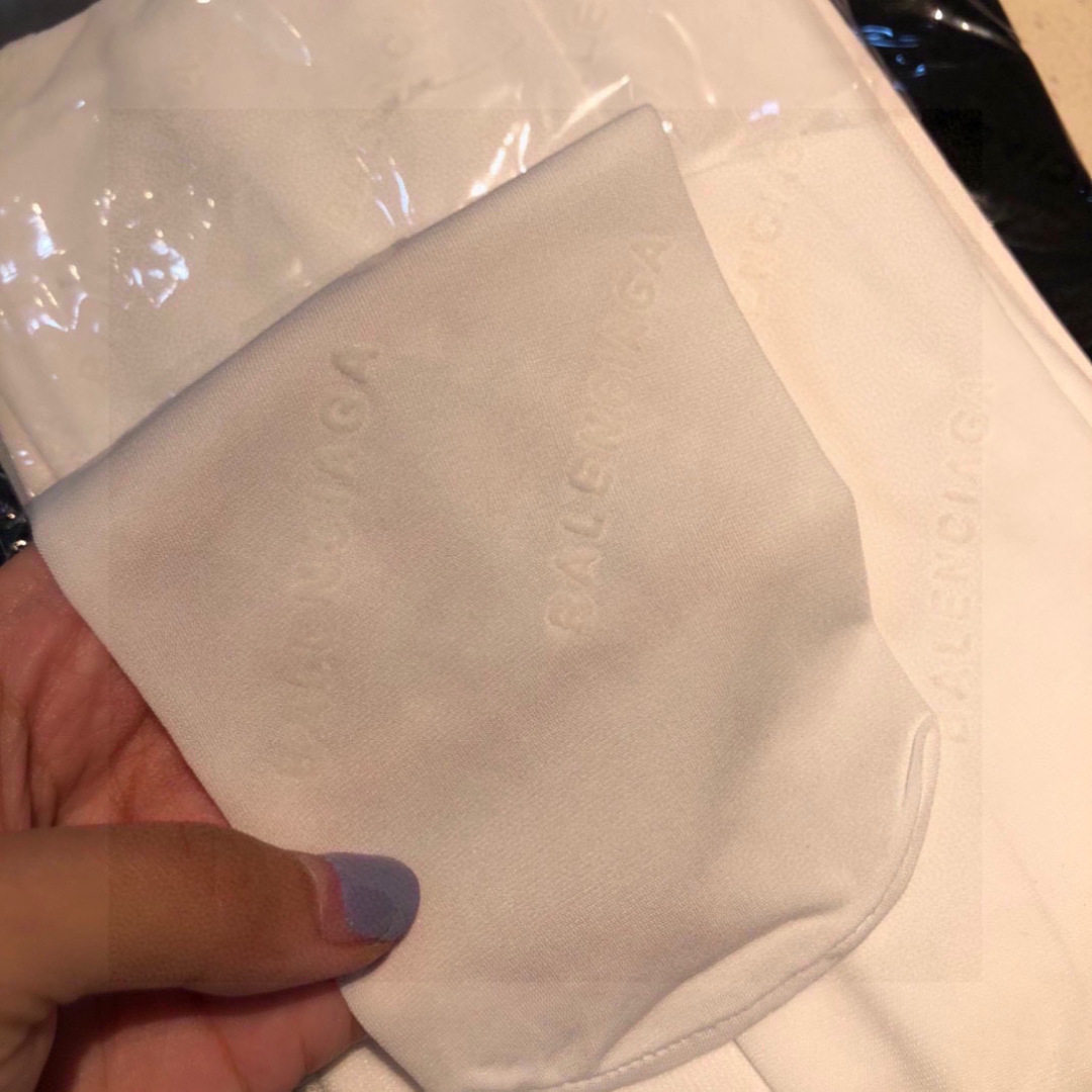  配专柜包装
Balenciaga（巴黎世家）火爆欧美植绒丝袜，光腿季节已过色这种天气太太需要丝袜了。 