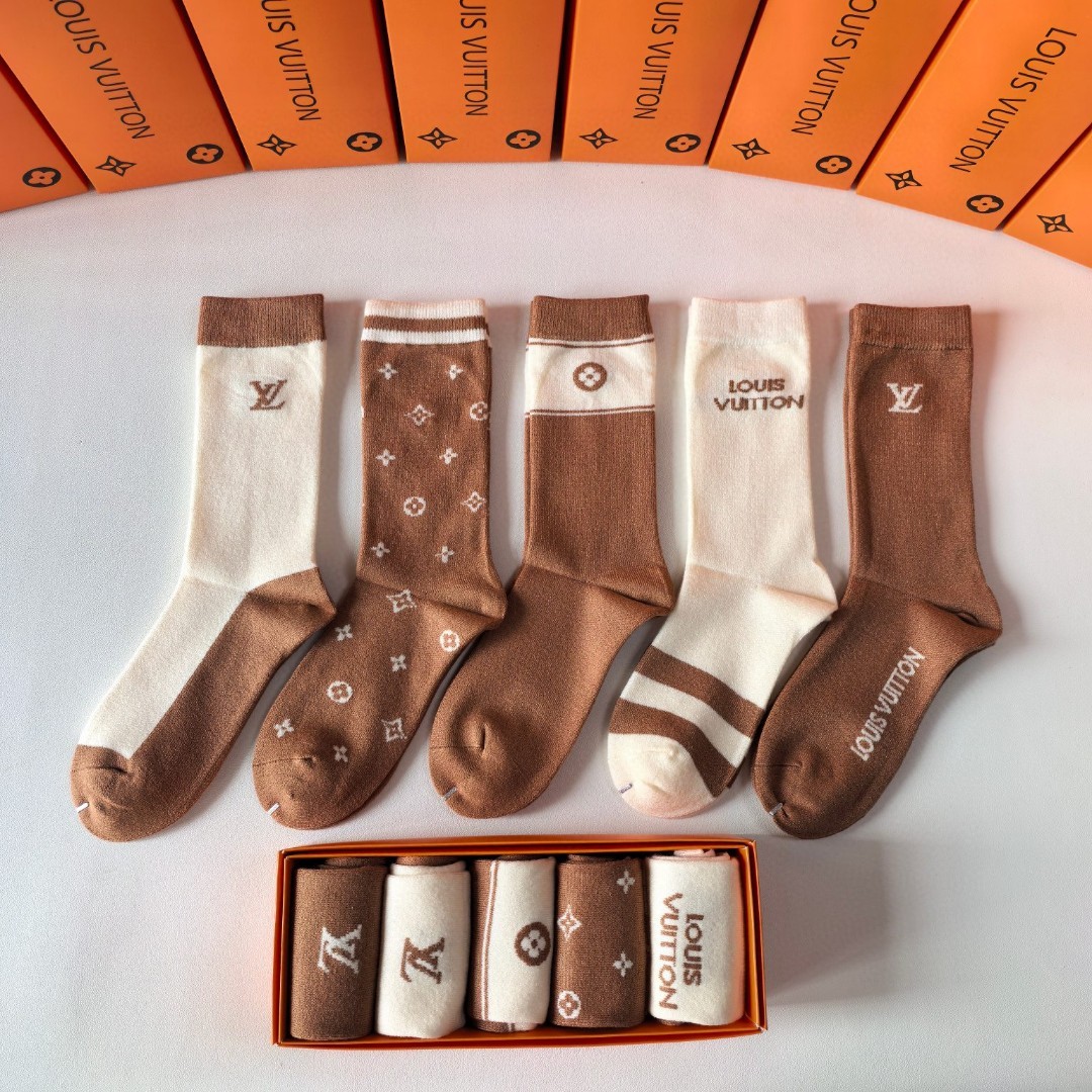 💛配专柜包装
LV（路易威登）新款羊绒中长款堆堆袜袜子！一盒五双，专柜同步筒袜袜子，💛大牌出街，潮人必备