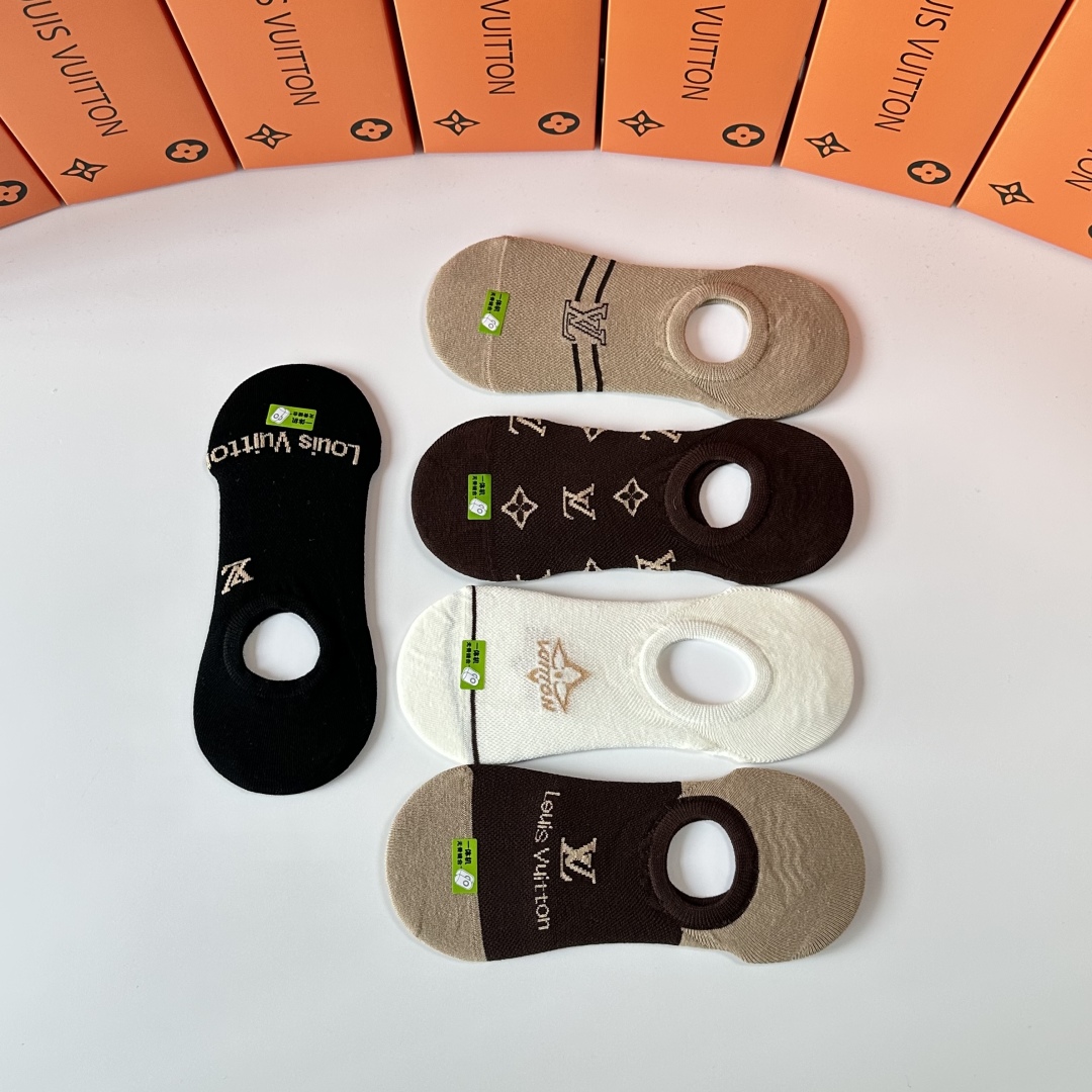  💛配专柜包装
LV（路易威登）新款船袜隐形袜堆堆袜袜子！一盒五双，专柜同步筒袜袜子，💛大牌出街，潮人
