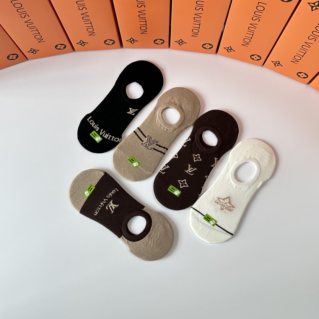   💛配专柜包装
LV（路易威登）新款船袜隐形袜堆堆袜袜子！一盒五双，专柜同步筒袜袜子，💛大牌出街，潮人