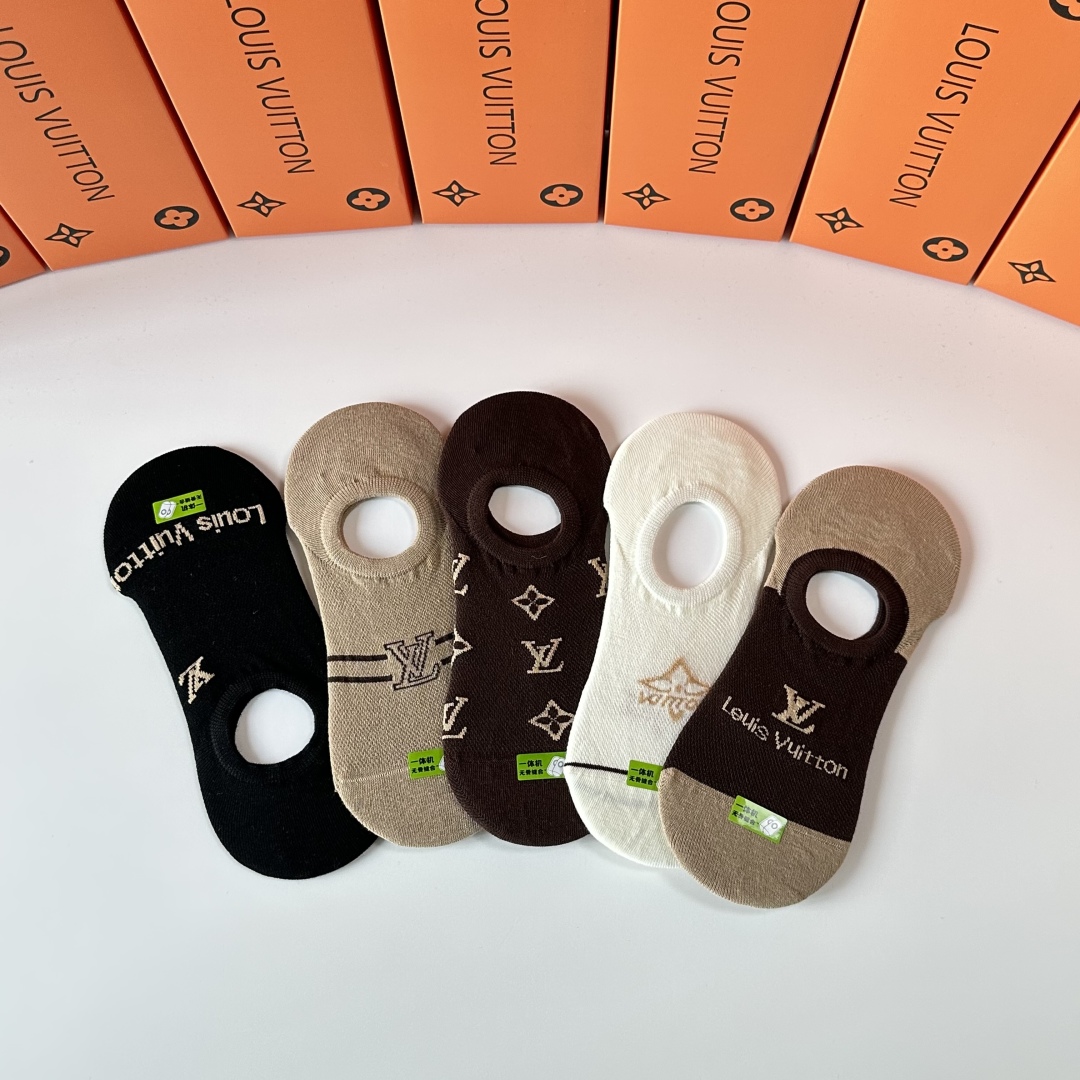   💛配专柜包装
LV（路易威登）新款船袜隐形袜堆堆袜袜子！一盒五双，专柜同步筒袜袜子，💛大牌出街，潮人