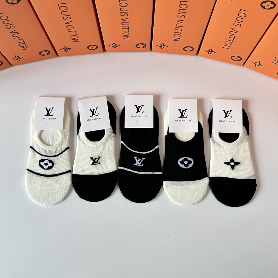   💛配专柜包装
LV（路易威登）新款船袜隐形袜堆堆袜袜子！一盒五双，专柜同步筒袜袜子，💛大牌出街，潮人