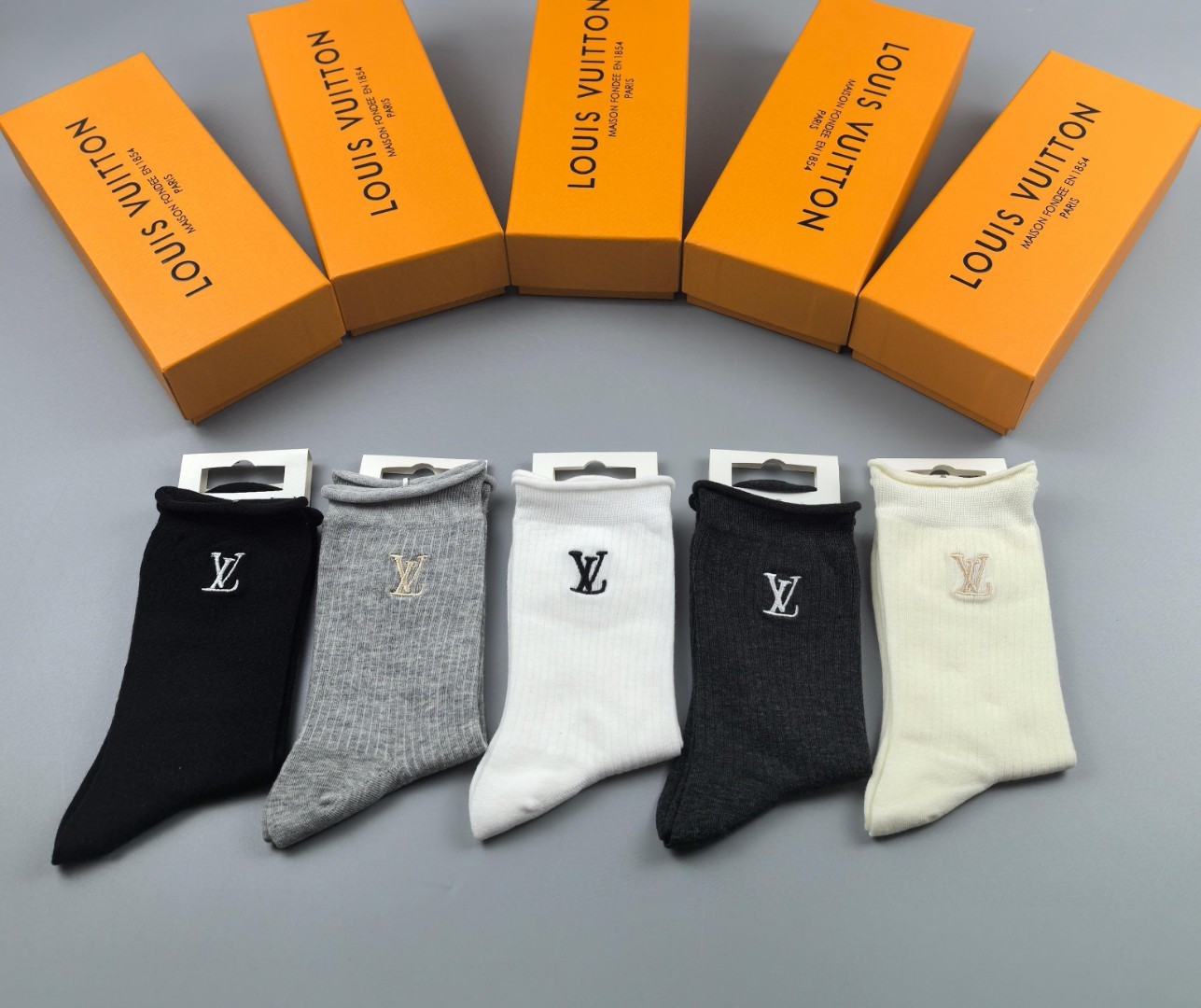 💛配包装
LV（路易威登）新款经典刺绣中长款堆堆袜袜子！一盒五双， 专柜同步筒袜袜子，💛大牌出街，潮人