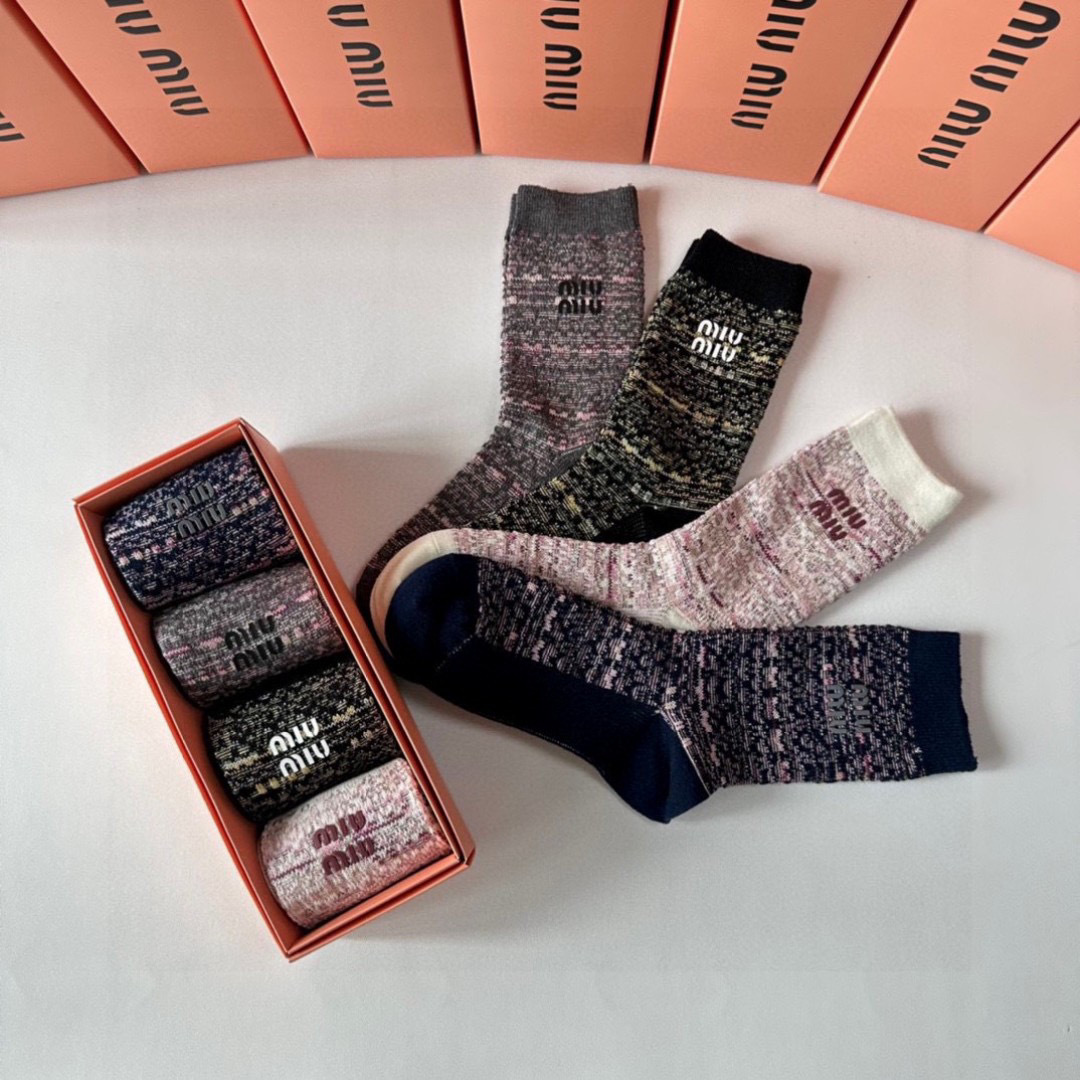  💛配专柜包装
MiuMiu（缪缪）新款双针饰品袜中长款堆堆袜袜子！一盒四双，专柜同步筒袜袜子，大牌出街