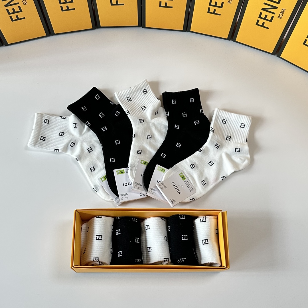 💛配包装
Fendi（芬迪）新款中筒款堆堆袜袜子！一盒五双， 专柜同步筒款袜子，💛大牌出街，潮人必备。超