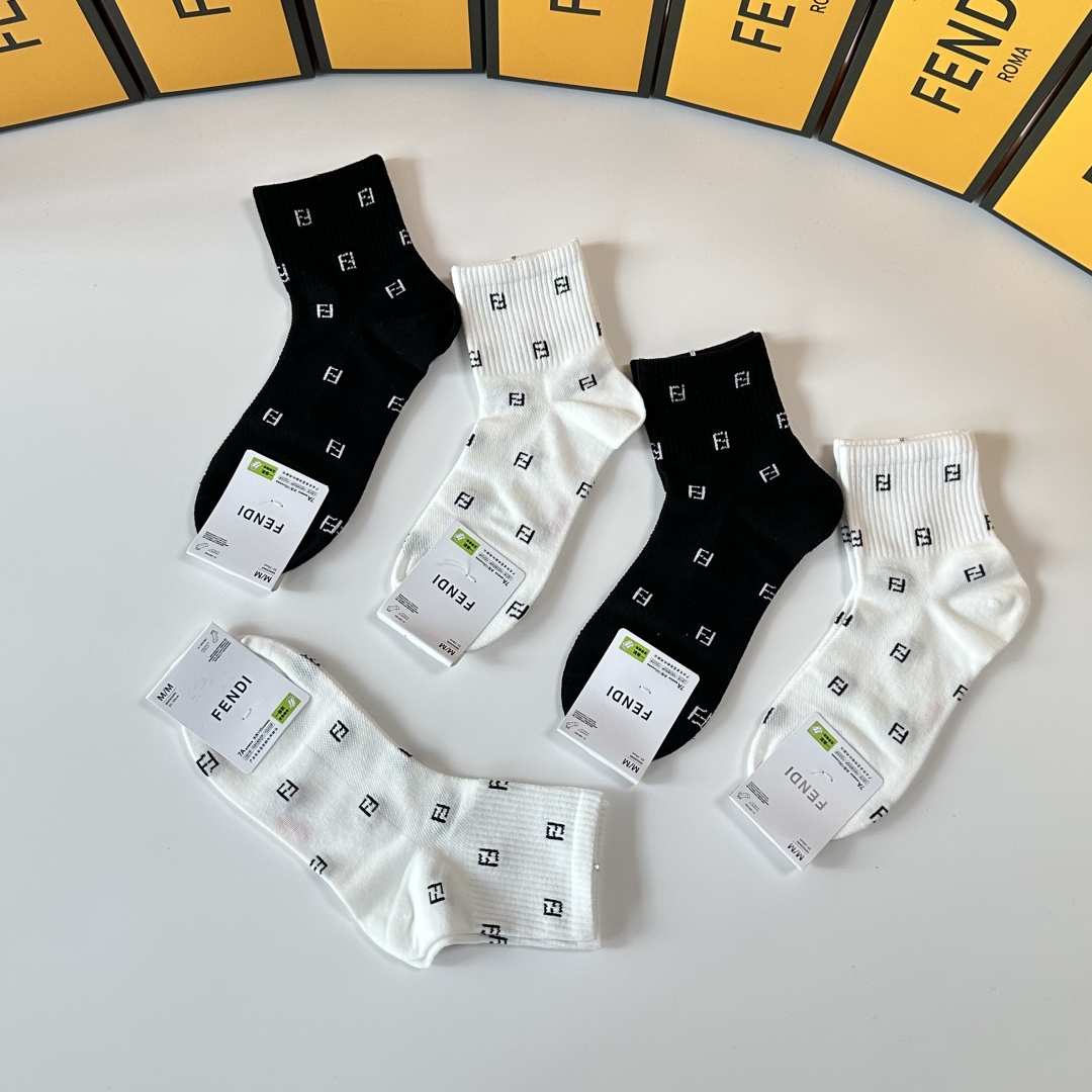💛配包装
Fendi（芬迪）新款中筒款堆堆袜袜子！一盒五双， 专柜同步筒款袜子，💛大牌出街，潮人必备。超