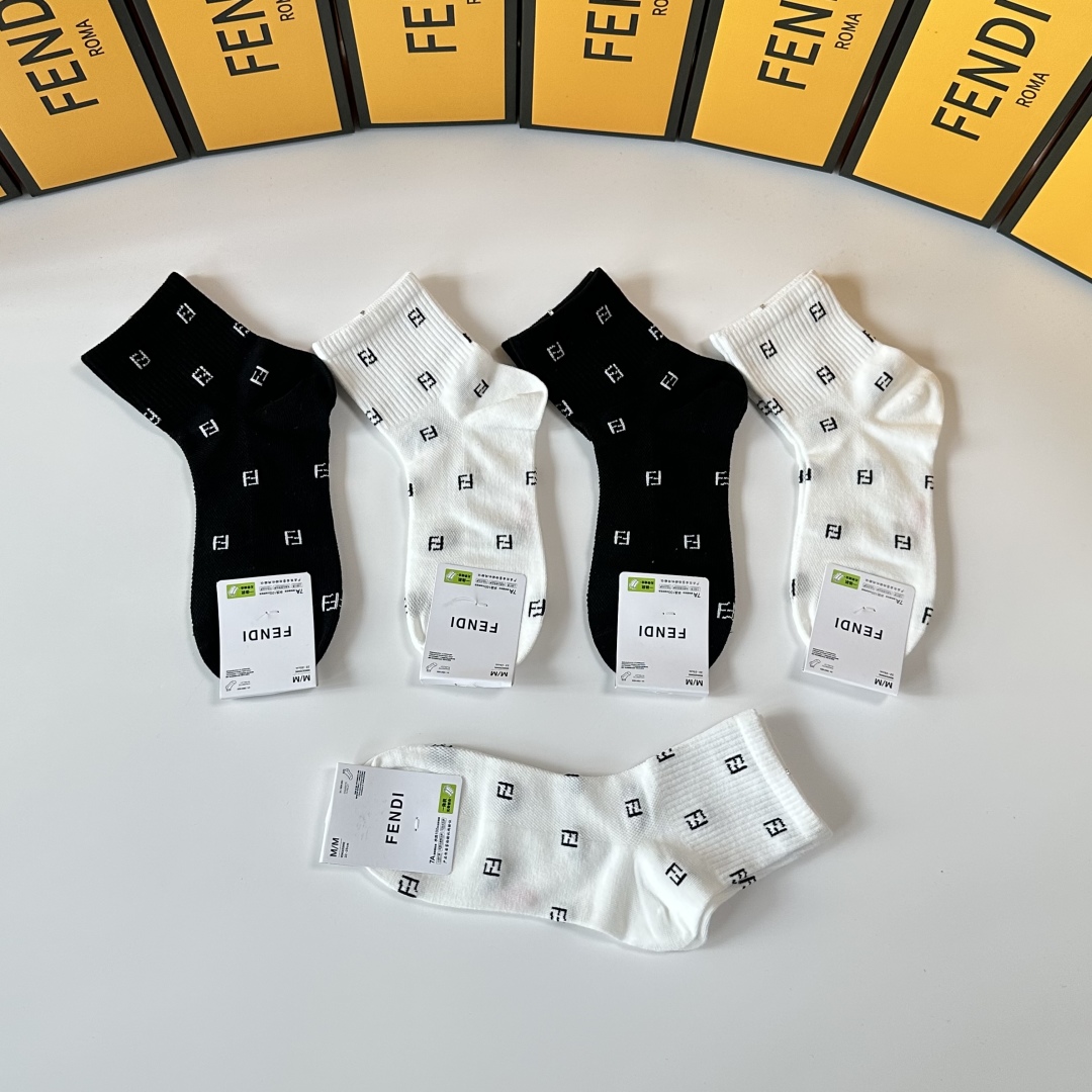 💛配包装
Fendi（芬迪）新款中筒款堆堆袜袜子！一盒五双， 专柜同步筒款袜子，💛大牌出街，潮人必备。超