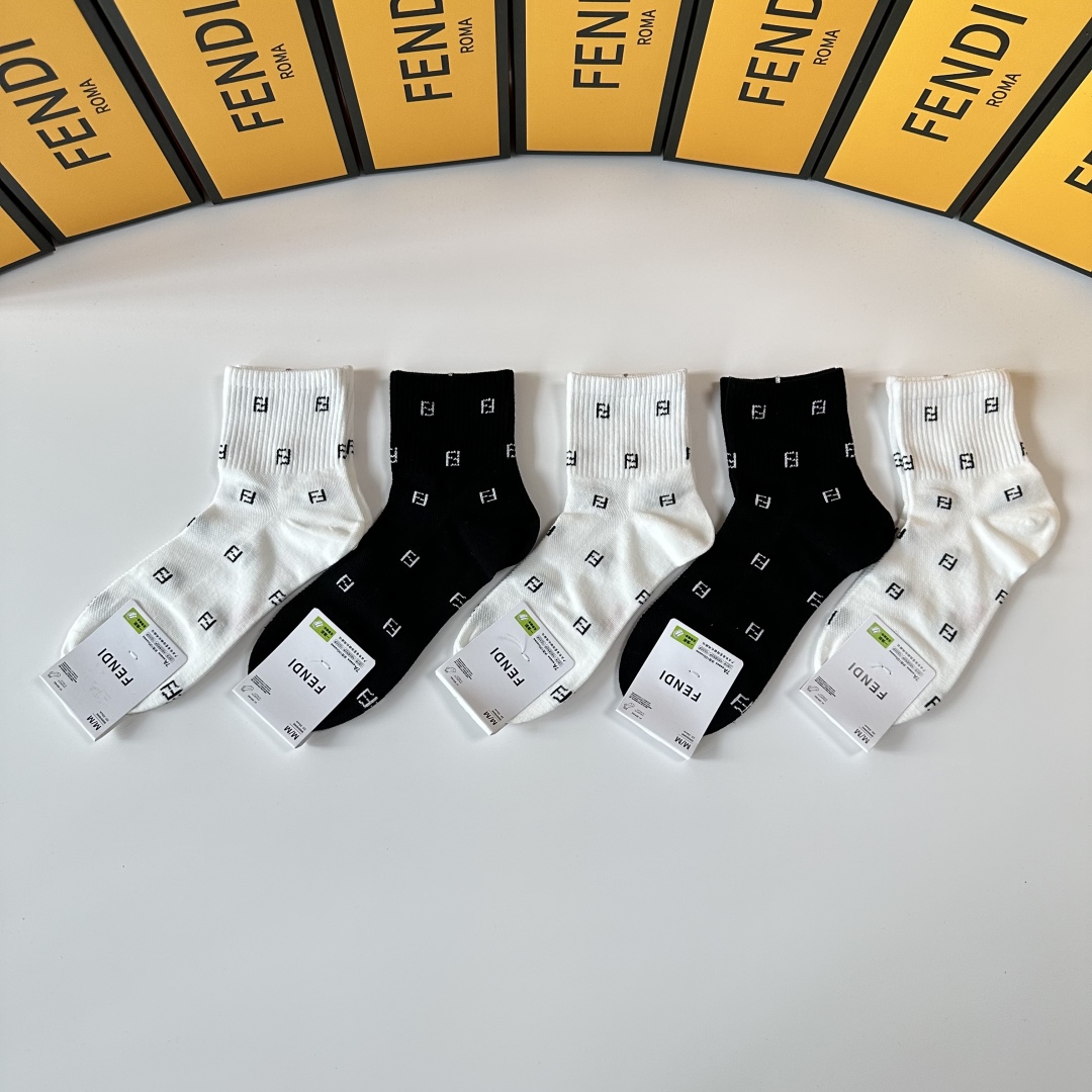 💛配包装
Fendi（芬迪）新款中筒款堆堆袜袜子！一盒五双， 专柜同步筒款袜子，💛大牌出街，潮人必备。超