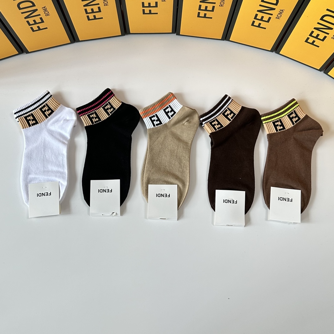 💛配专柜包装
Fendi（芬迪）新款中短袜堆堆袜袜子！一盒五双，专柜同步筒袜袜子，💛大牌出街，潮人必备。