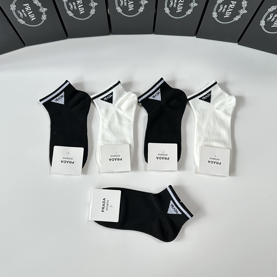  💛配专柜包装
Prada（普拉达）新款中短筒袜堆堆袜袜子！一盒五双，专柜同步筒袜袜子，💛大牌出街，潮人