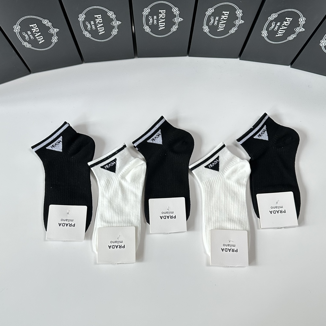  💛配专柜包装
Prada（普拉达）新款中短筒袜堆堆袜袜子！一盒五双，专柜同步筒袜袜子，💛大牌出街，潮人