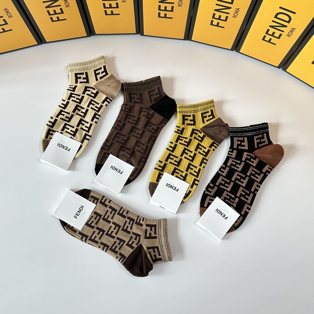  💛配专柜包装
Fendi（芬迪）新款中短筒袜堆堆袜袜子！一盒五双，专柜同步筒袜袜子，💛大牌出街，潮人必