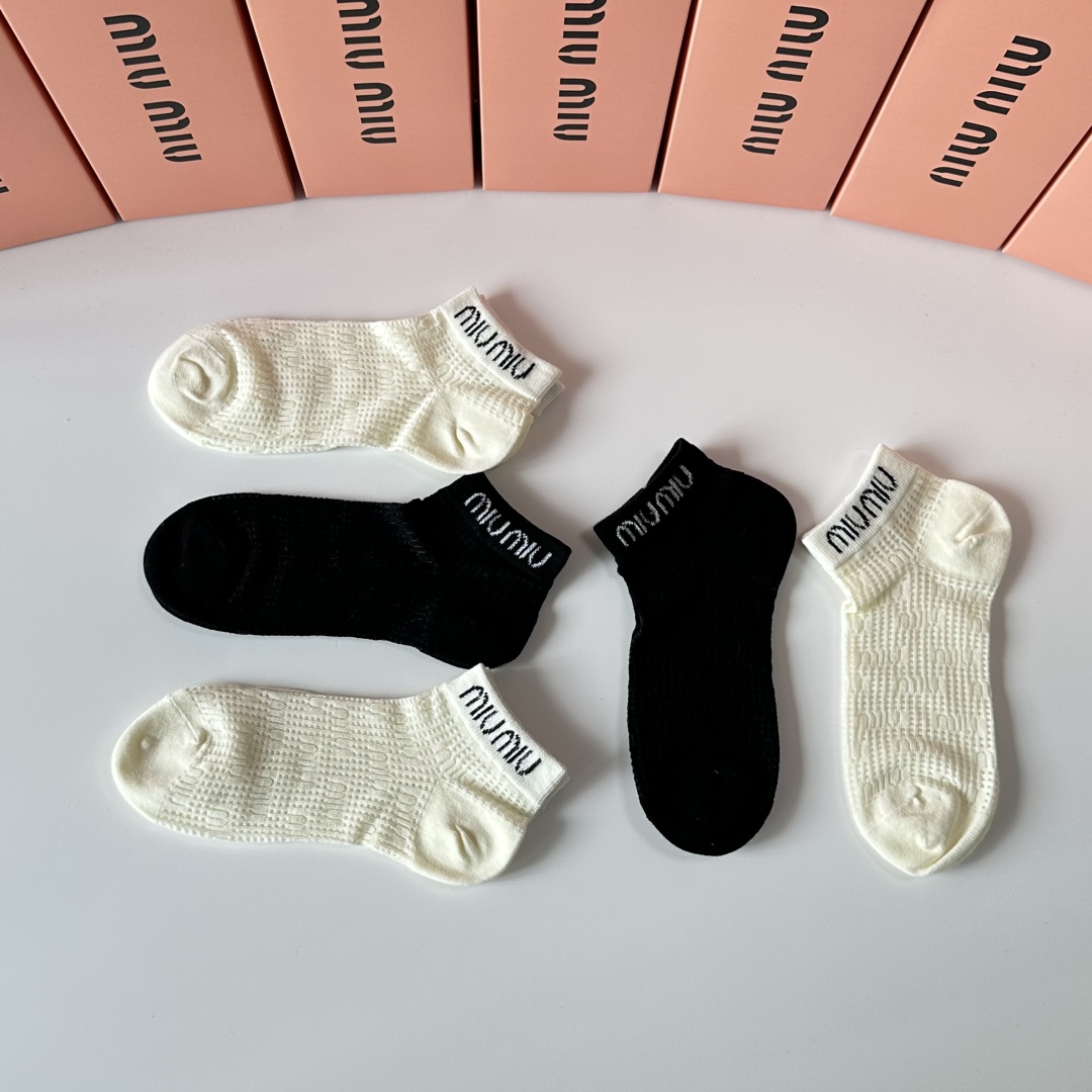 💛配包装
MiuMiu（缪缪）新款经典中短袜堆堆袜袜子！一盒五双， 专柜同步筒袜袜子，💛大牌出街，潮人必